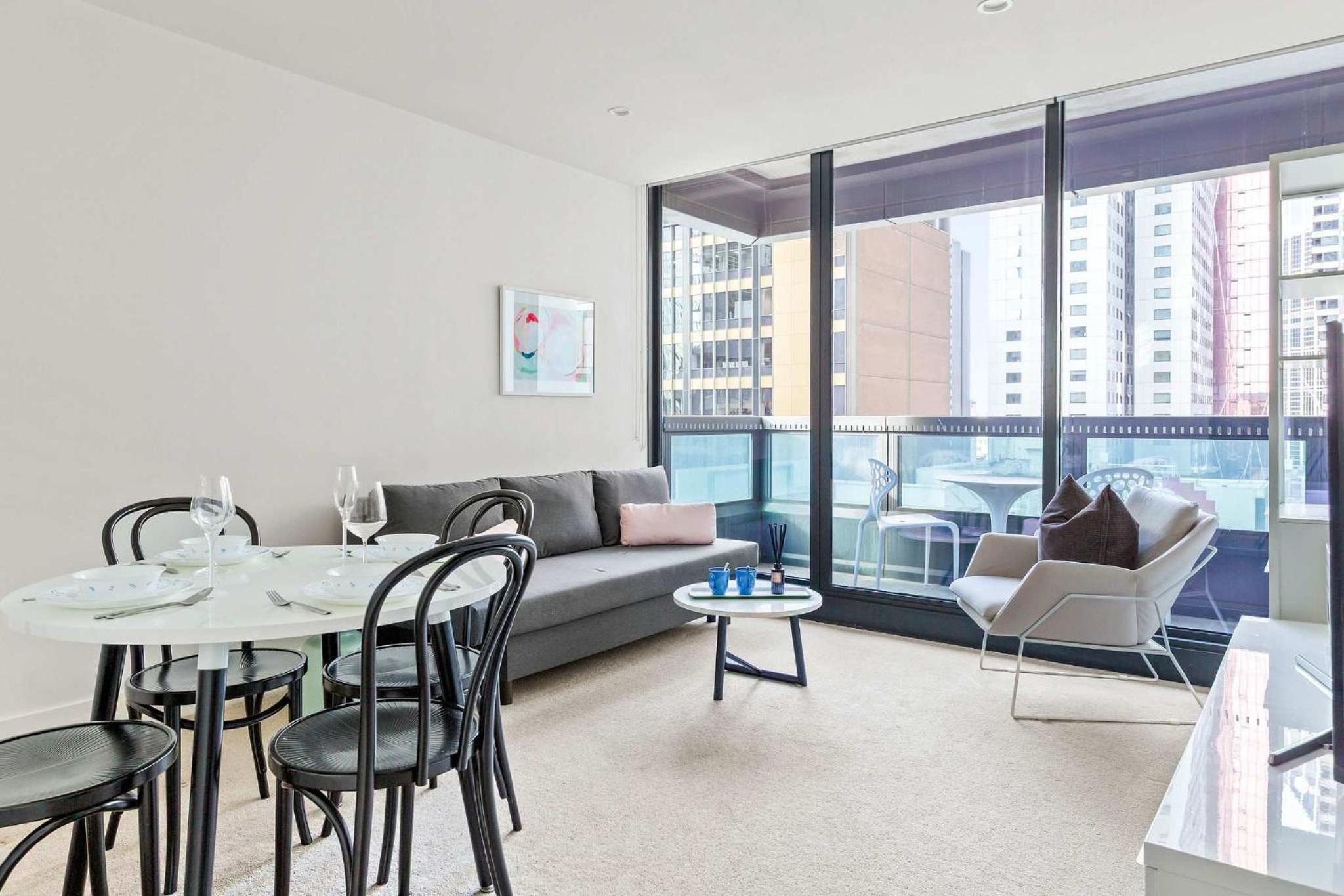 City View 2BR Apt Comfy Bright & Central Stay