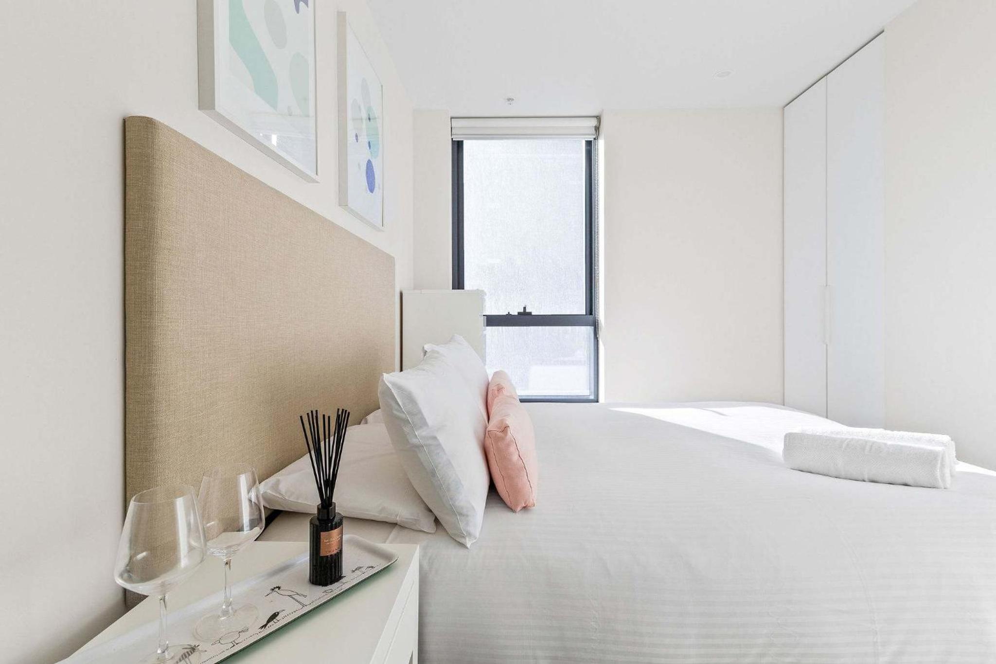 City View 2BR Apt Comfy Bright & Central Stay