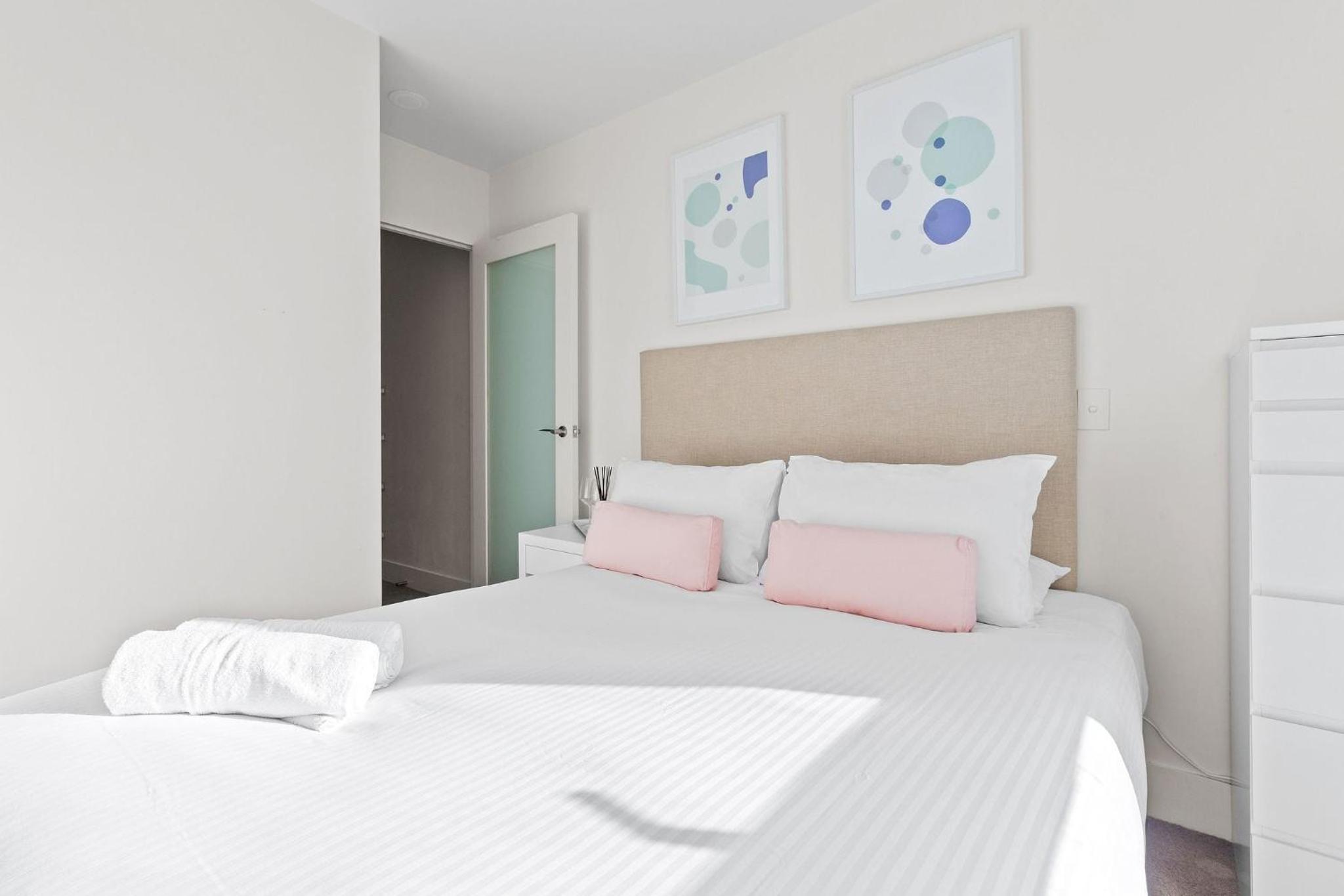City View 2BR Apt Comfy Bright & Central Stay
