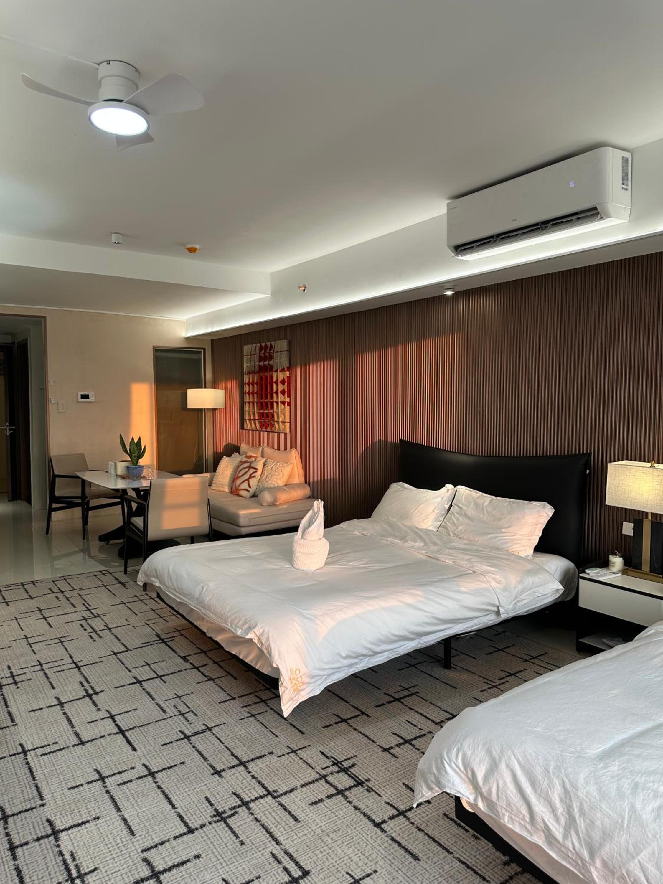 Spacious 12-Pax Stay Near Airport, City of Dreams, Okada, Ayala Malls, MOA & Solaire