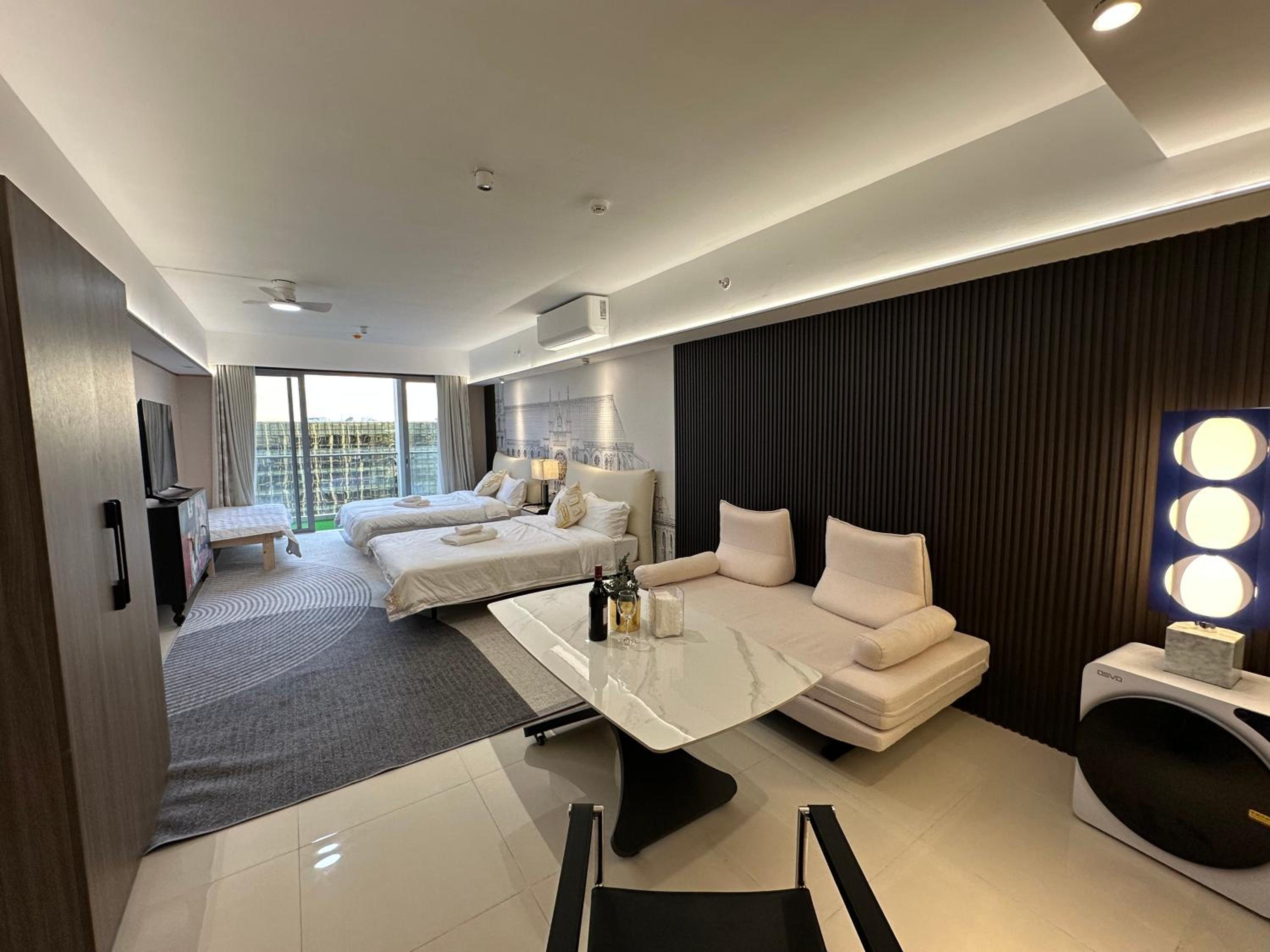 Spacious 12-Pax Stay Near Airport, City of Dreams, Okada, Ayala Malls, MOA & Solaire