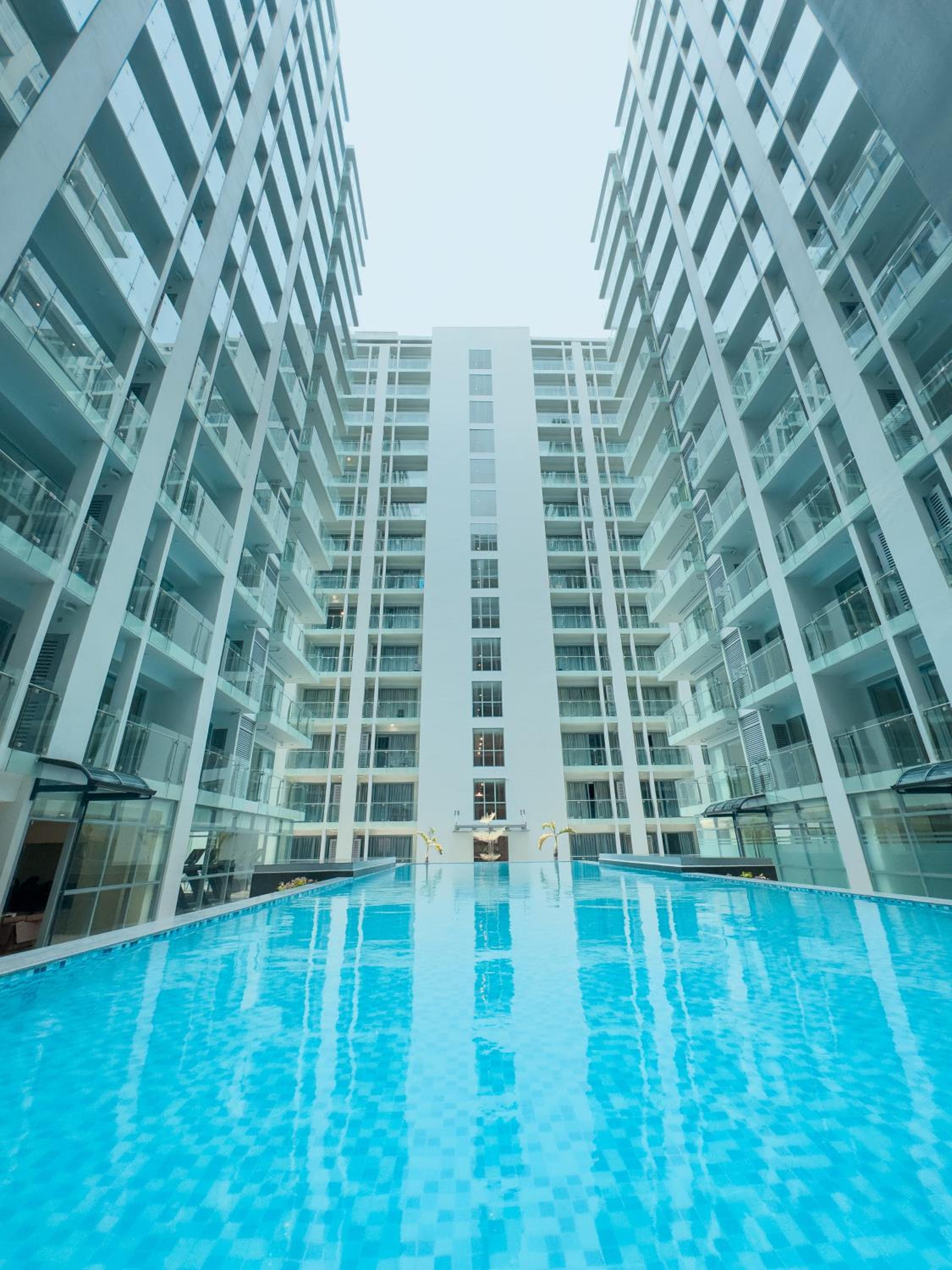 Spacious 12-Pax Stay Near Airport, City of Dreams, Okada, Ayala Malls, MOA & Solaire