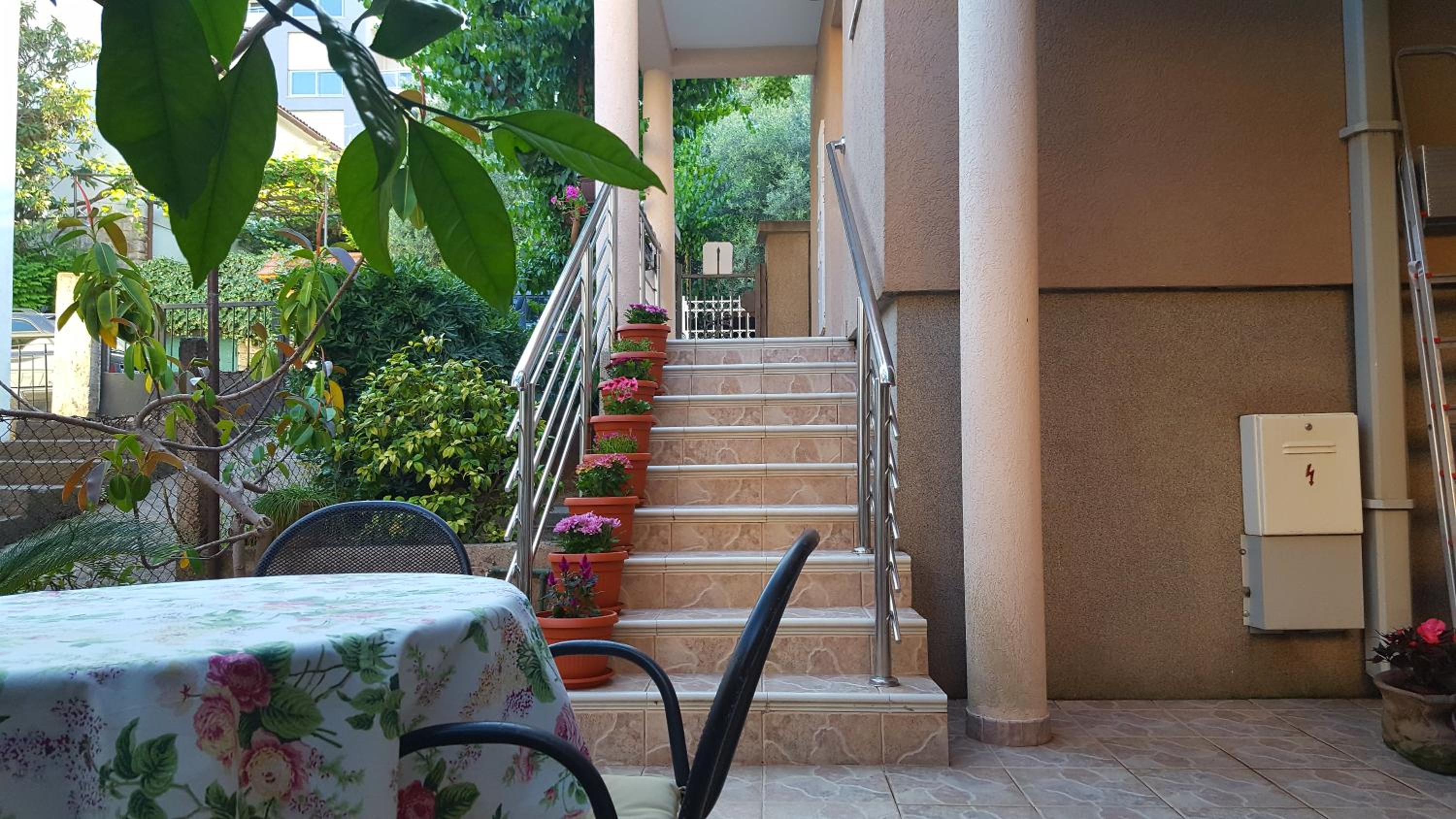 El Mar Apartments