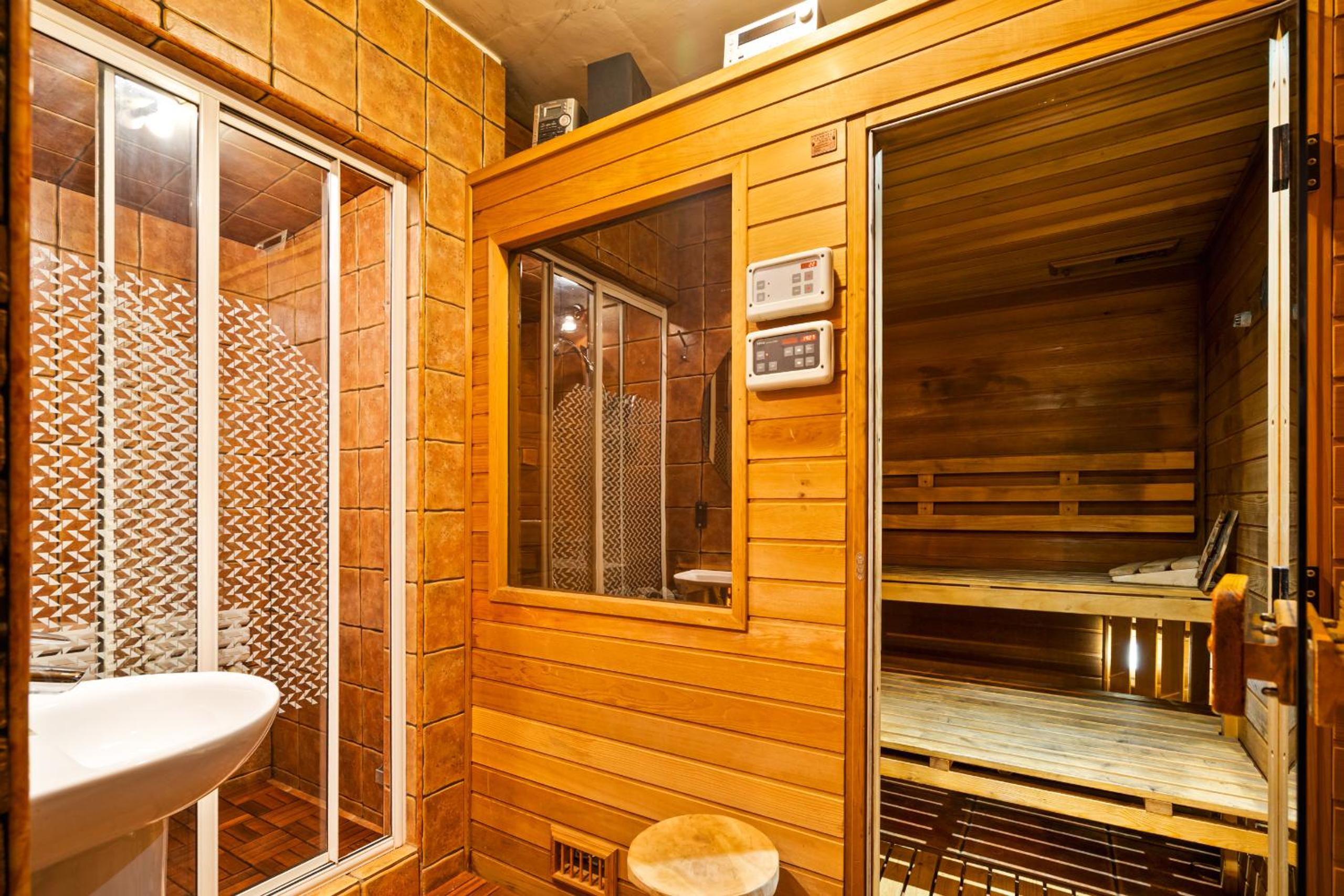 Urban Spa House Jacuzzi, Sauna, Taras & Grill ! No Parties