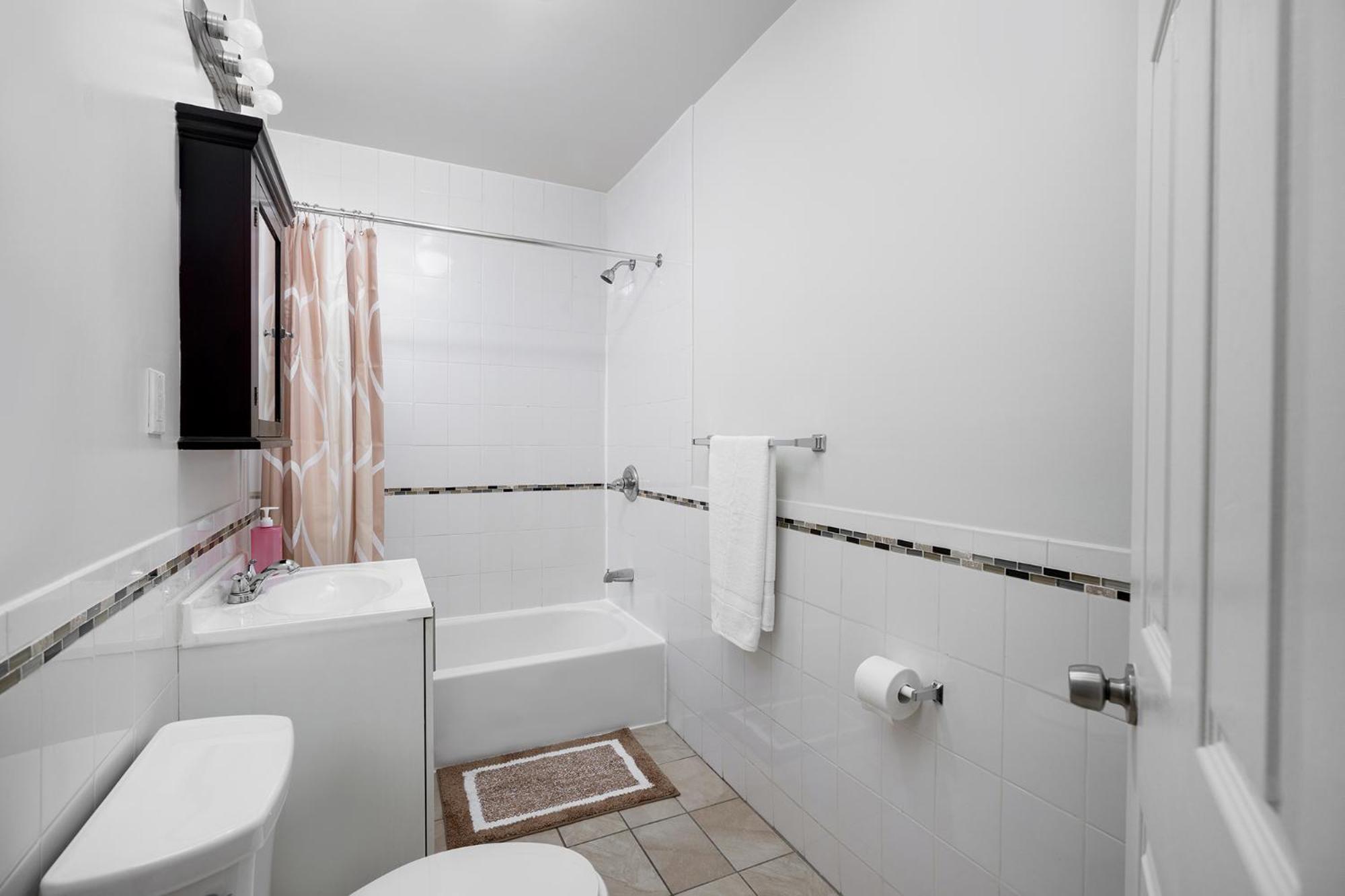 Beautiful 3 Bedroom Unit in Prime Location