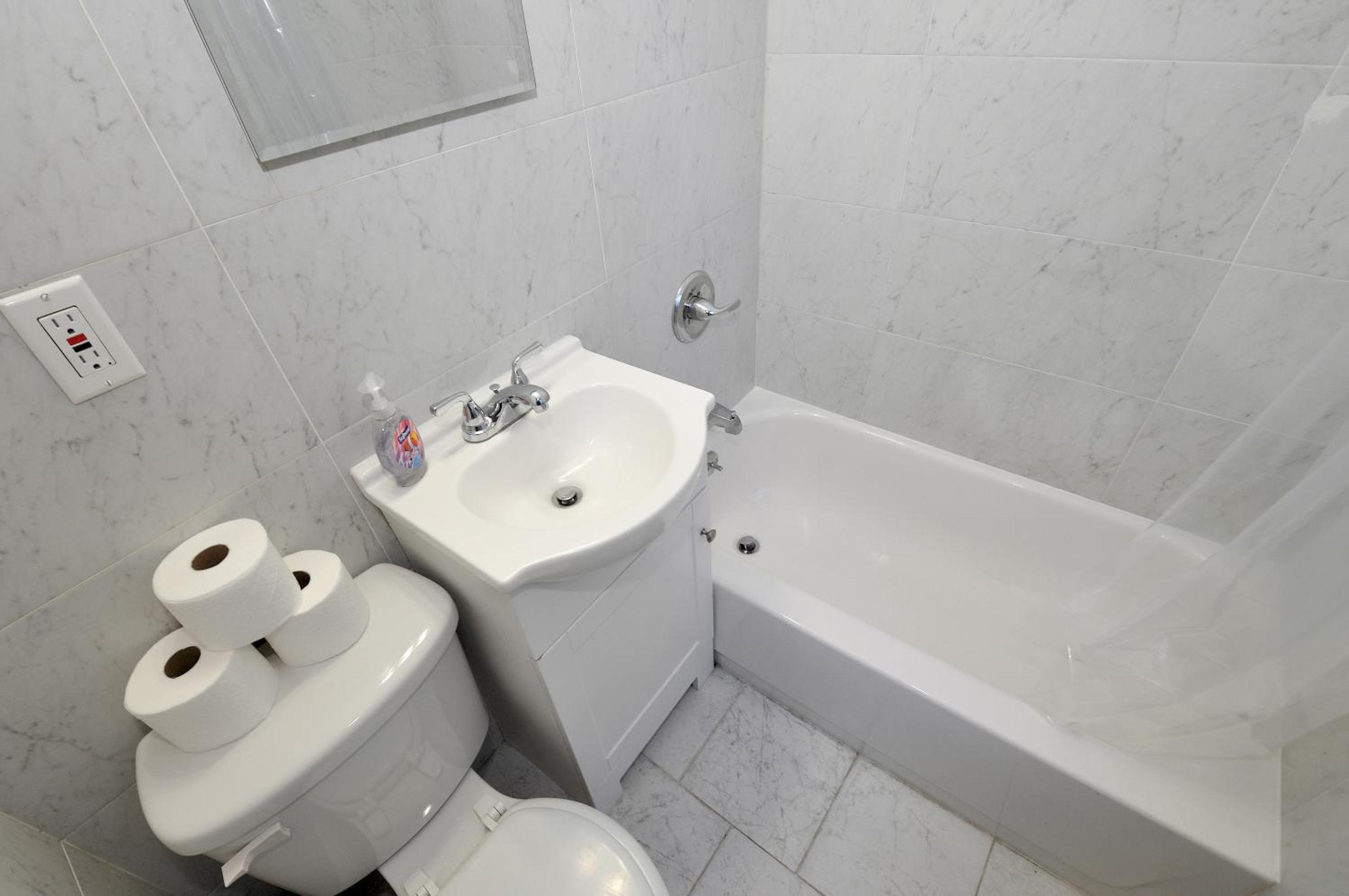 Comfy 1 Bed 1 Bath Apartment in NYC