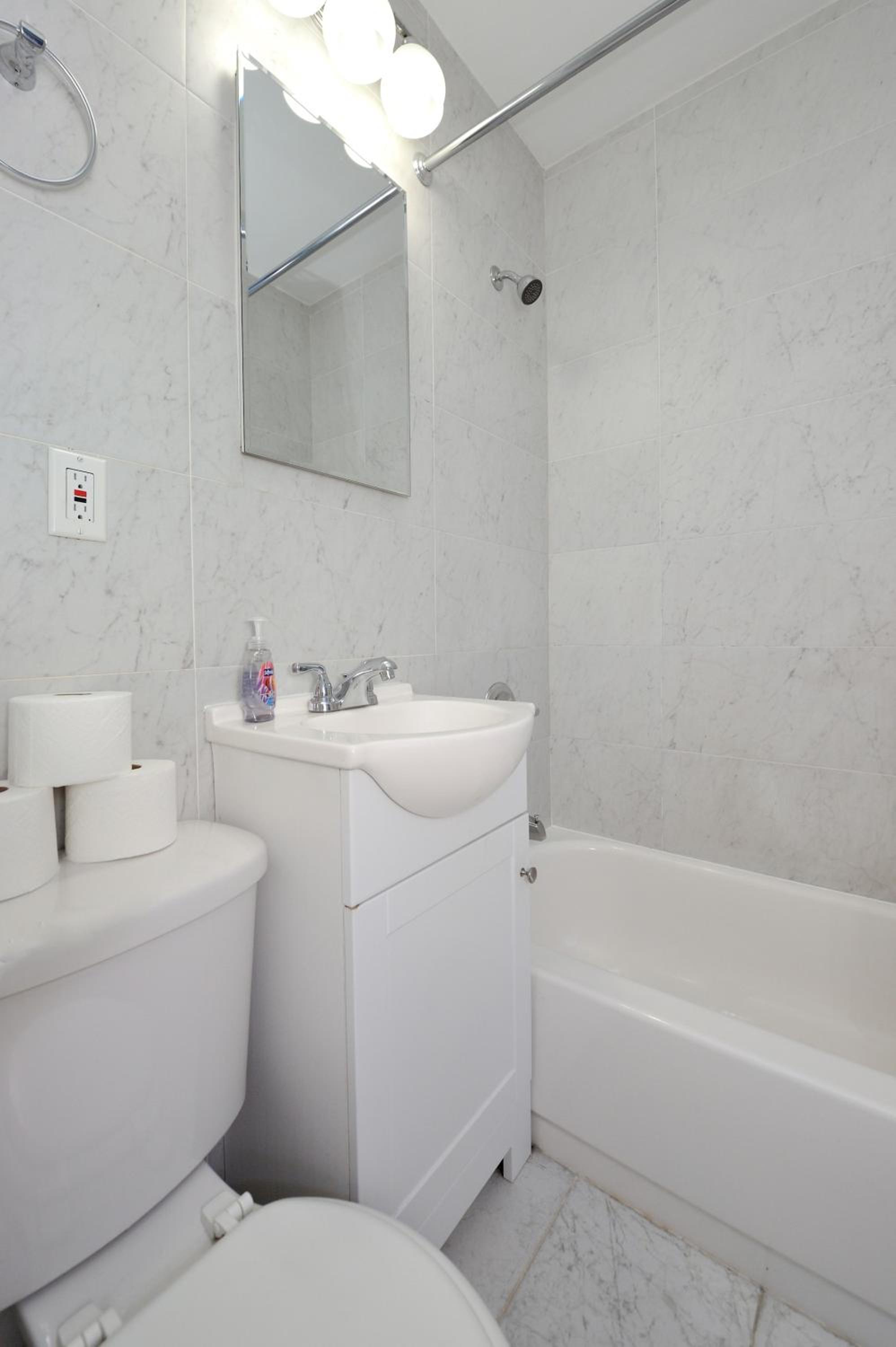 Comfy 1 Bed 1 Bath Apartment in NYC
