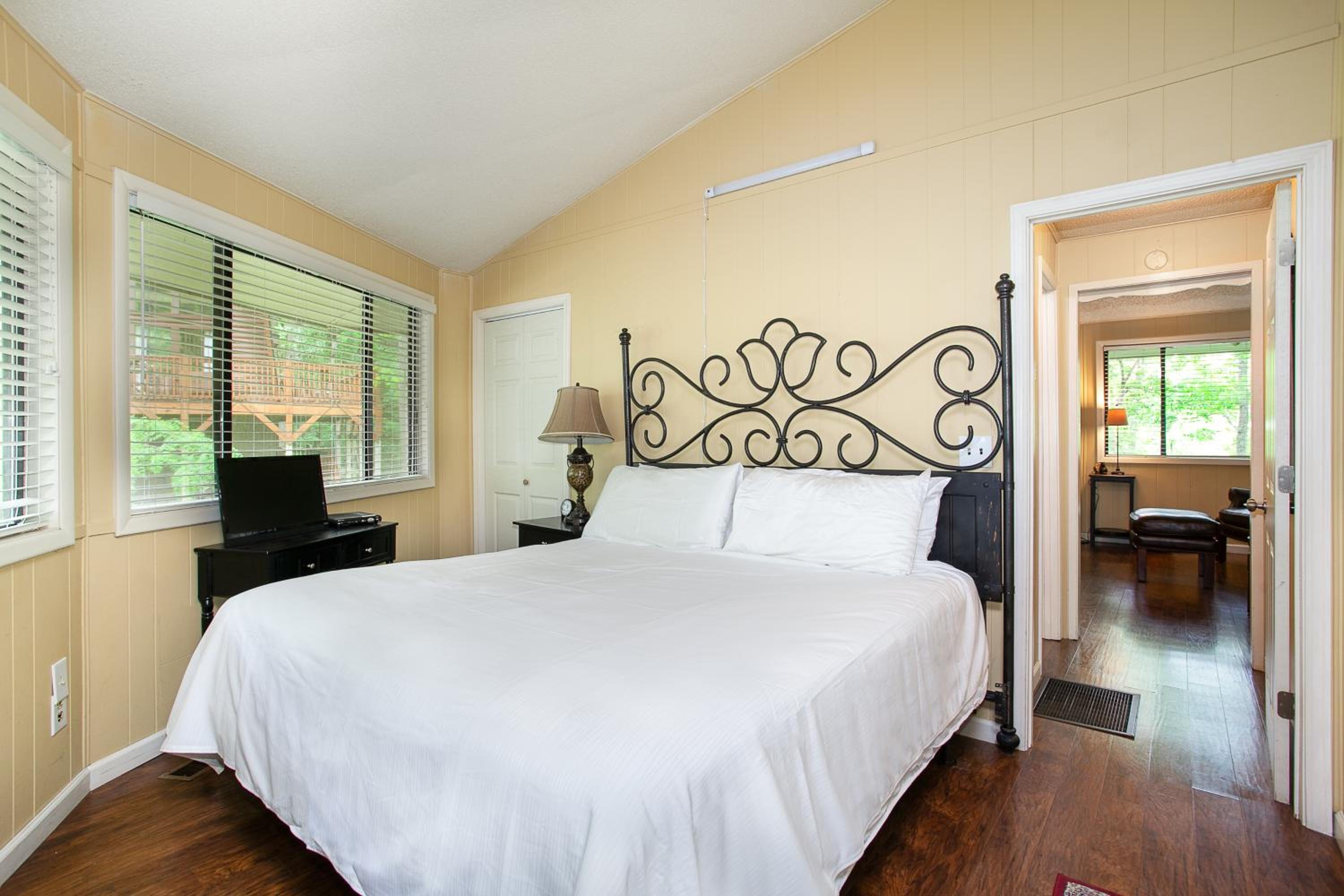 Smoky Horizon Getaway with Hot Tub Game Room