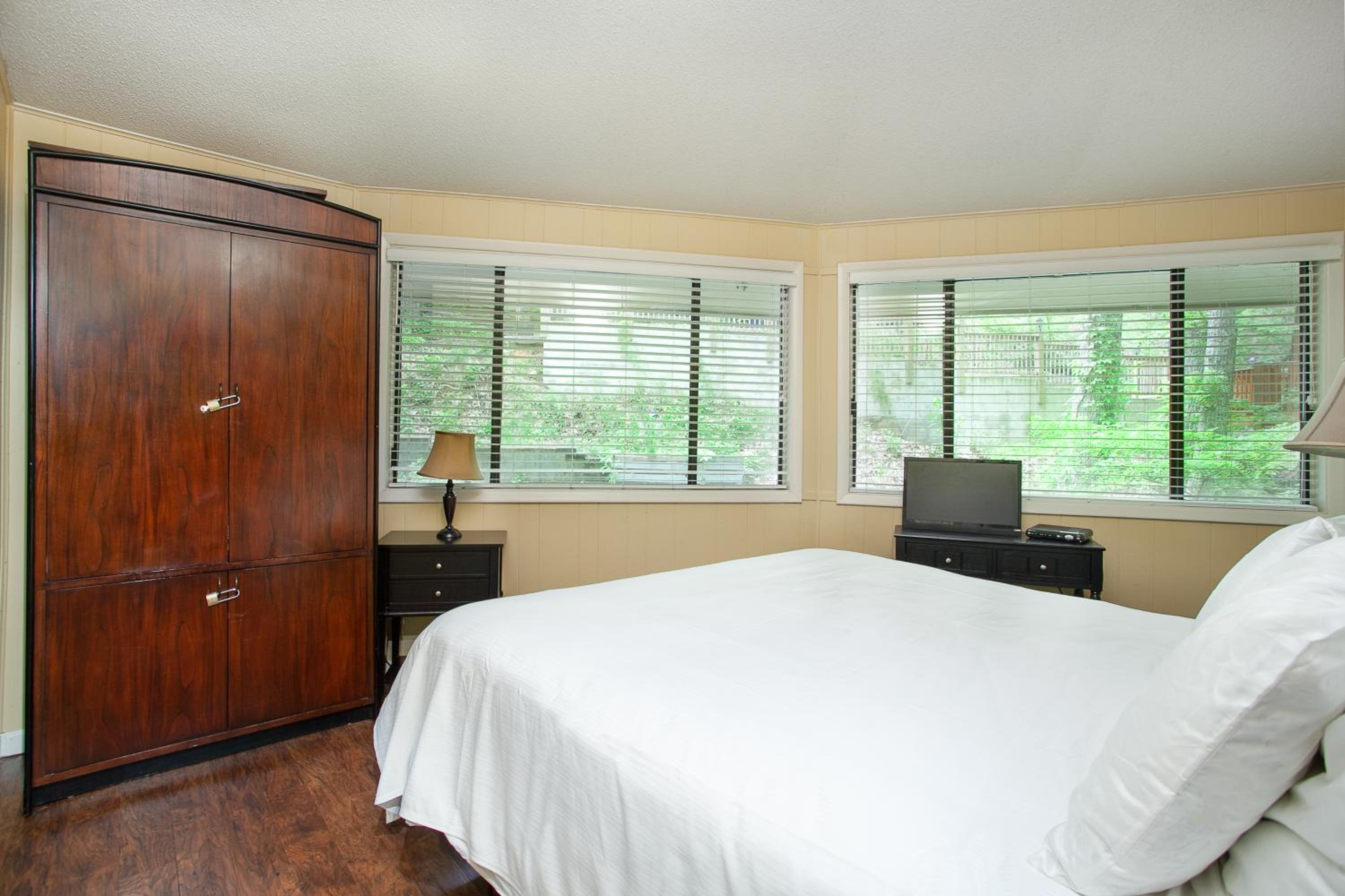 Smoky Horizon Getaway with Hot Tub Game Room