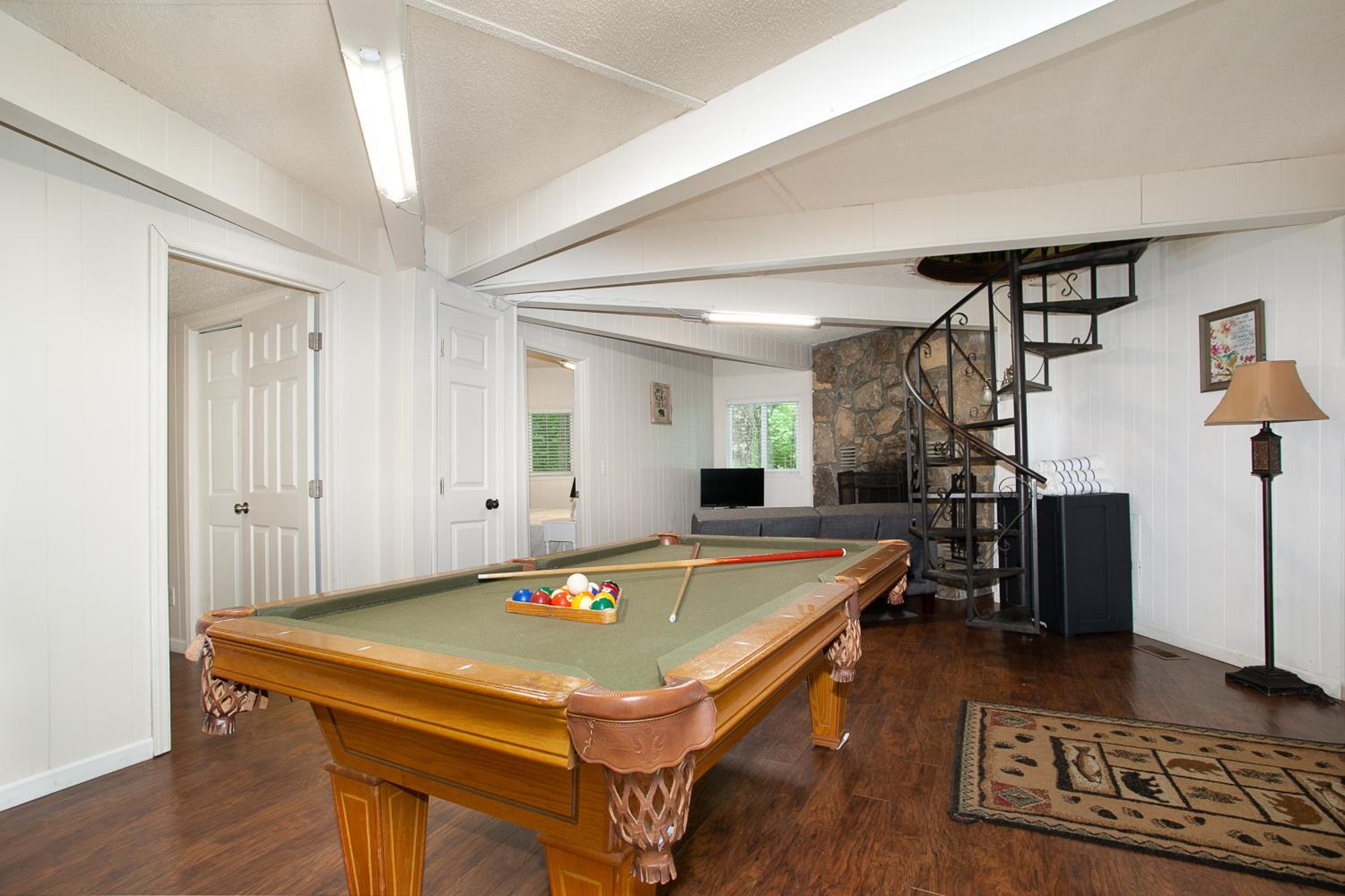 Smoky Horizon Getaway with Hot Tub Game Room