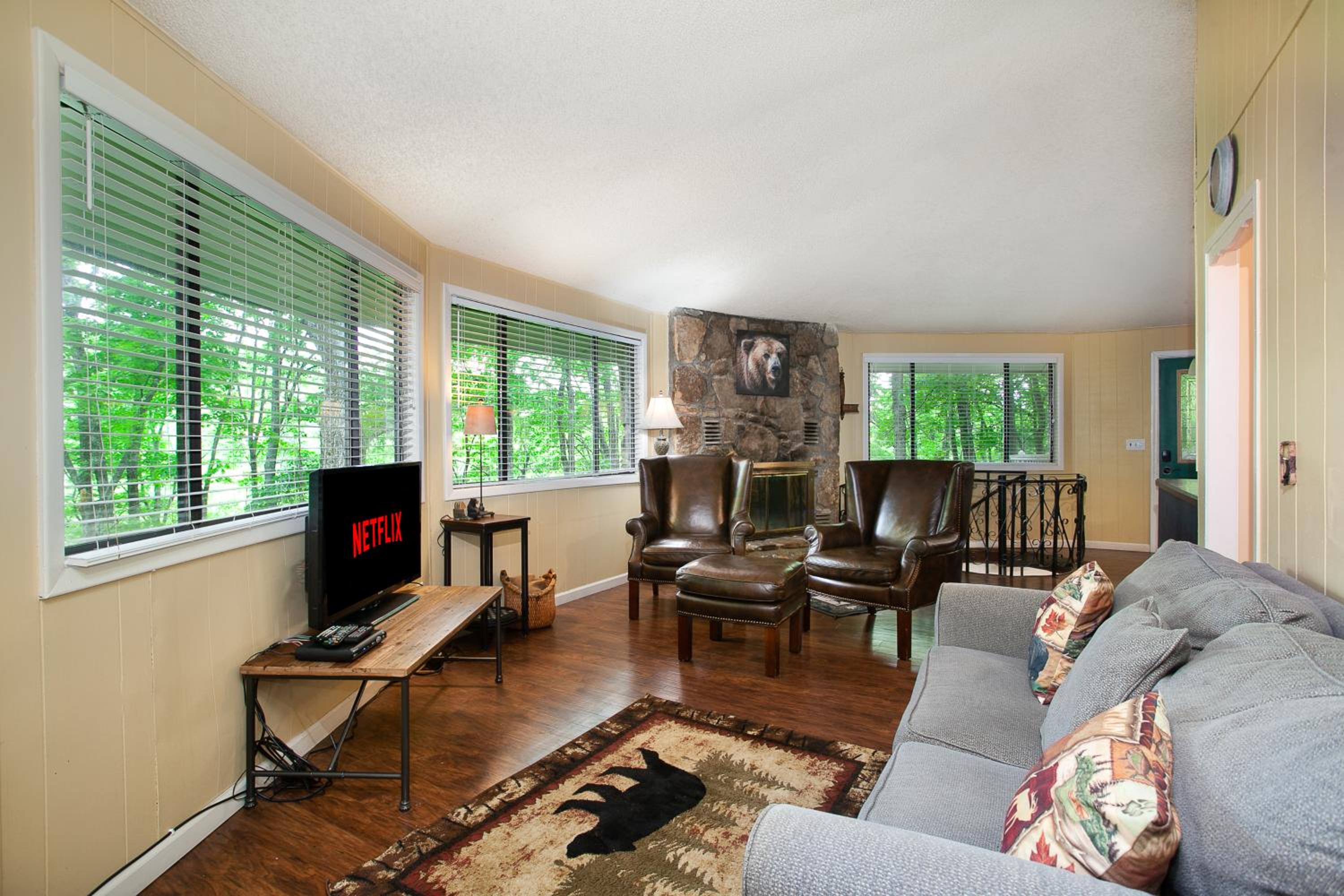 Smoky Horizon Getaway with Hot Tub Game Room