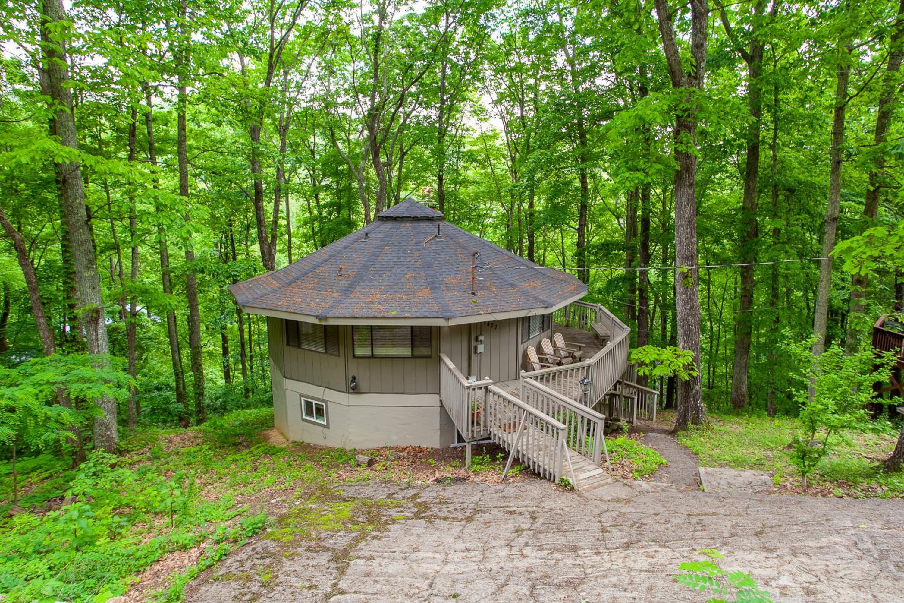 Smoky Horizon Getaway with Hot Tub Game Room
