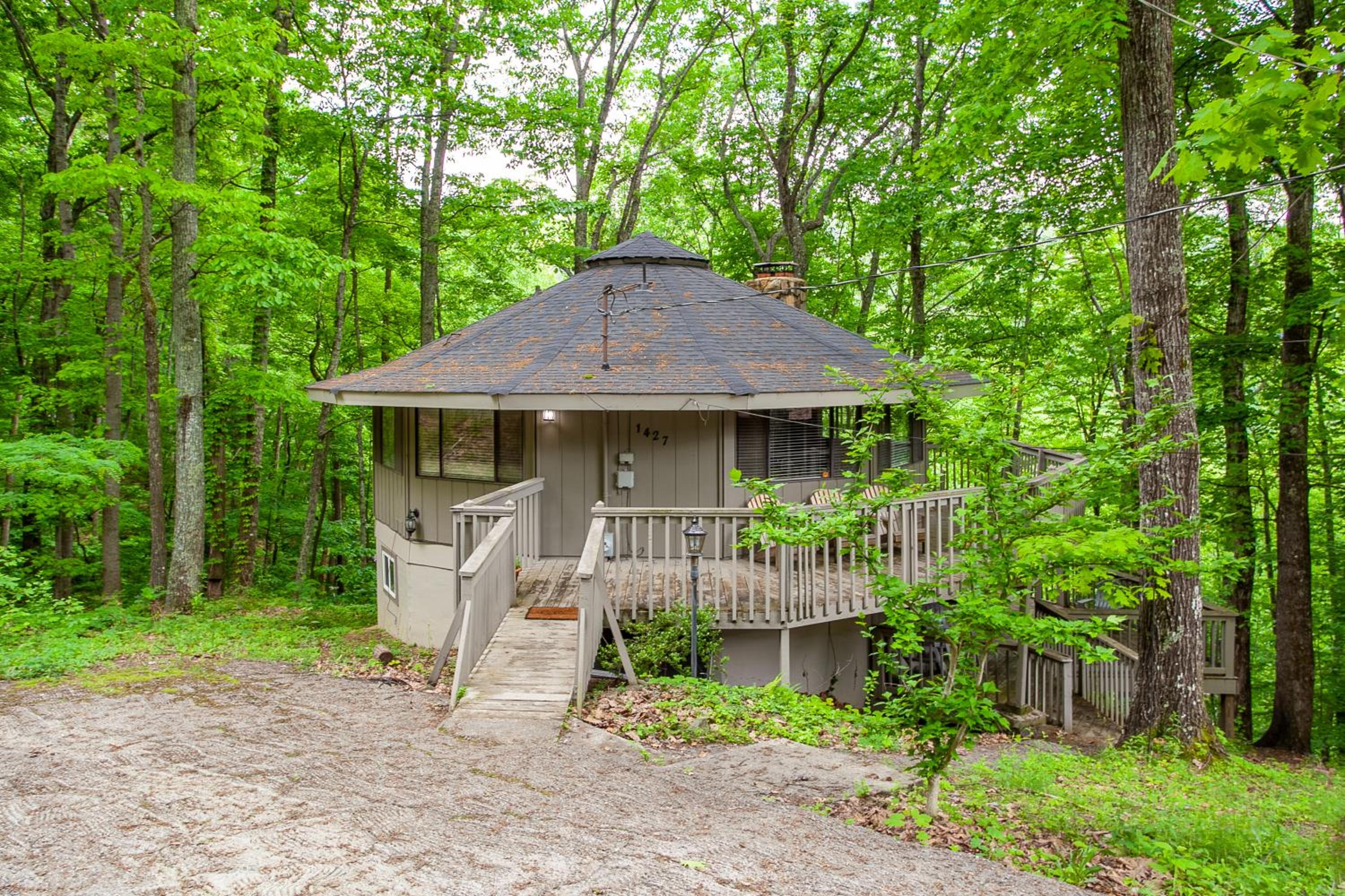 Smoky Horizon Getaway with Hot Tub Game Room