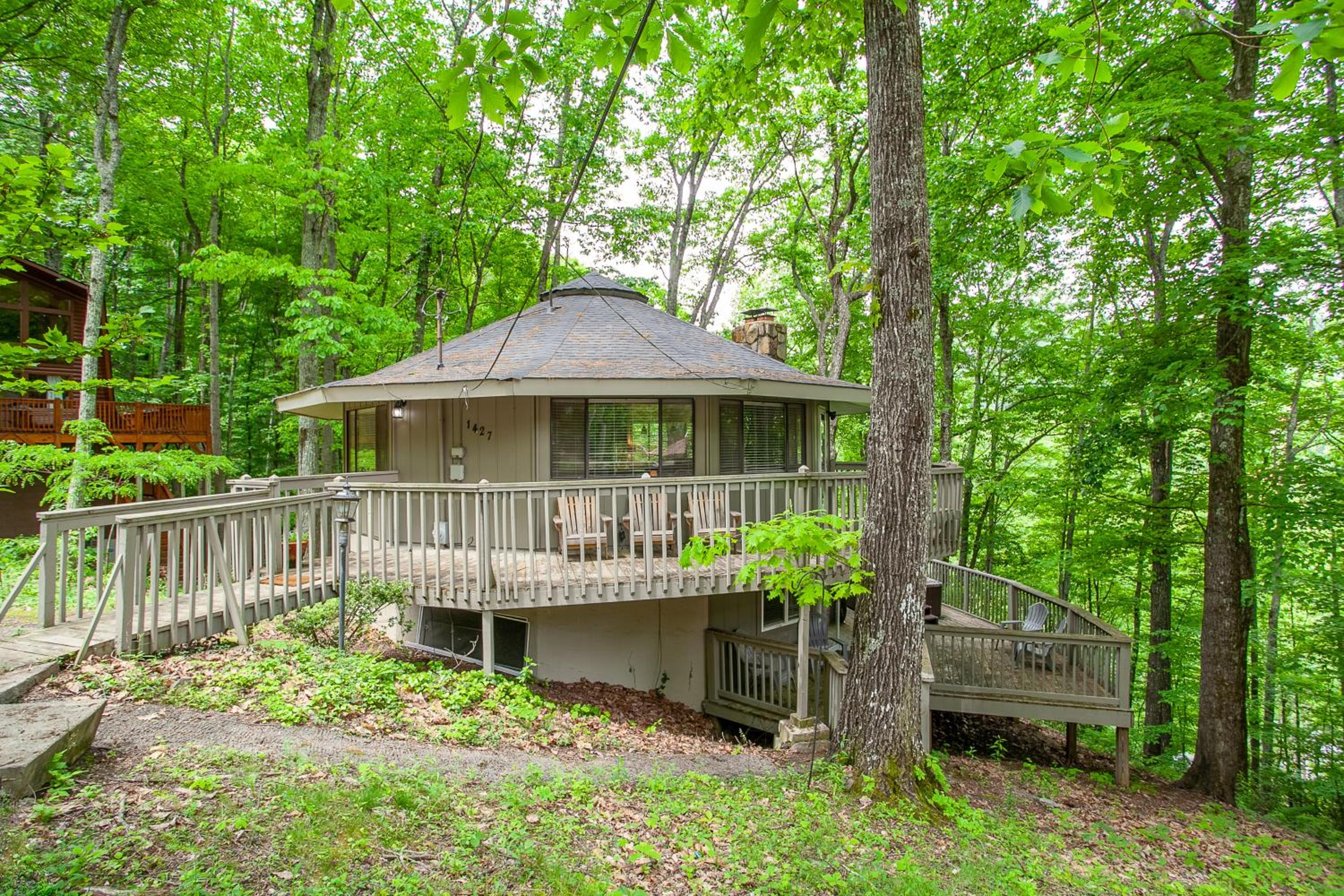 Smoky Horizon Getaway with Hot Tub Game Room