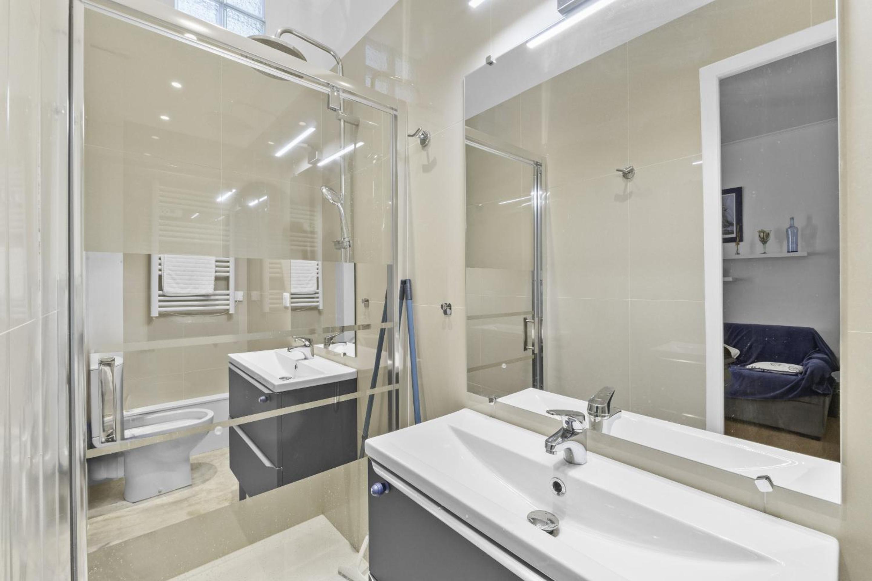 1 chambres , 131 rue d'antibes