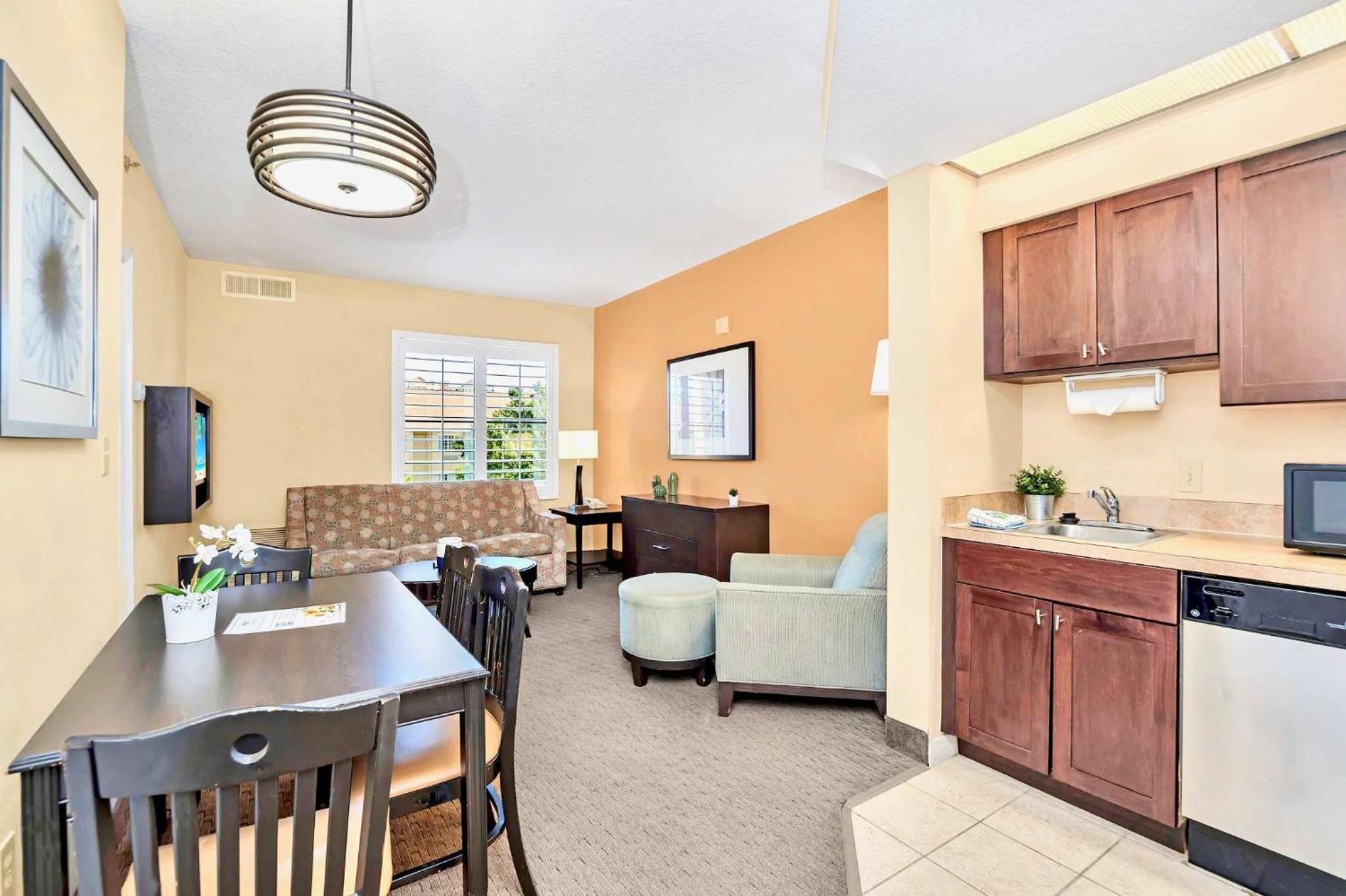 2 Queen BR Condo Near Universal with Hot Tub & Pool