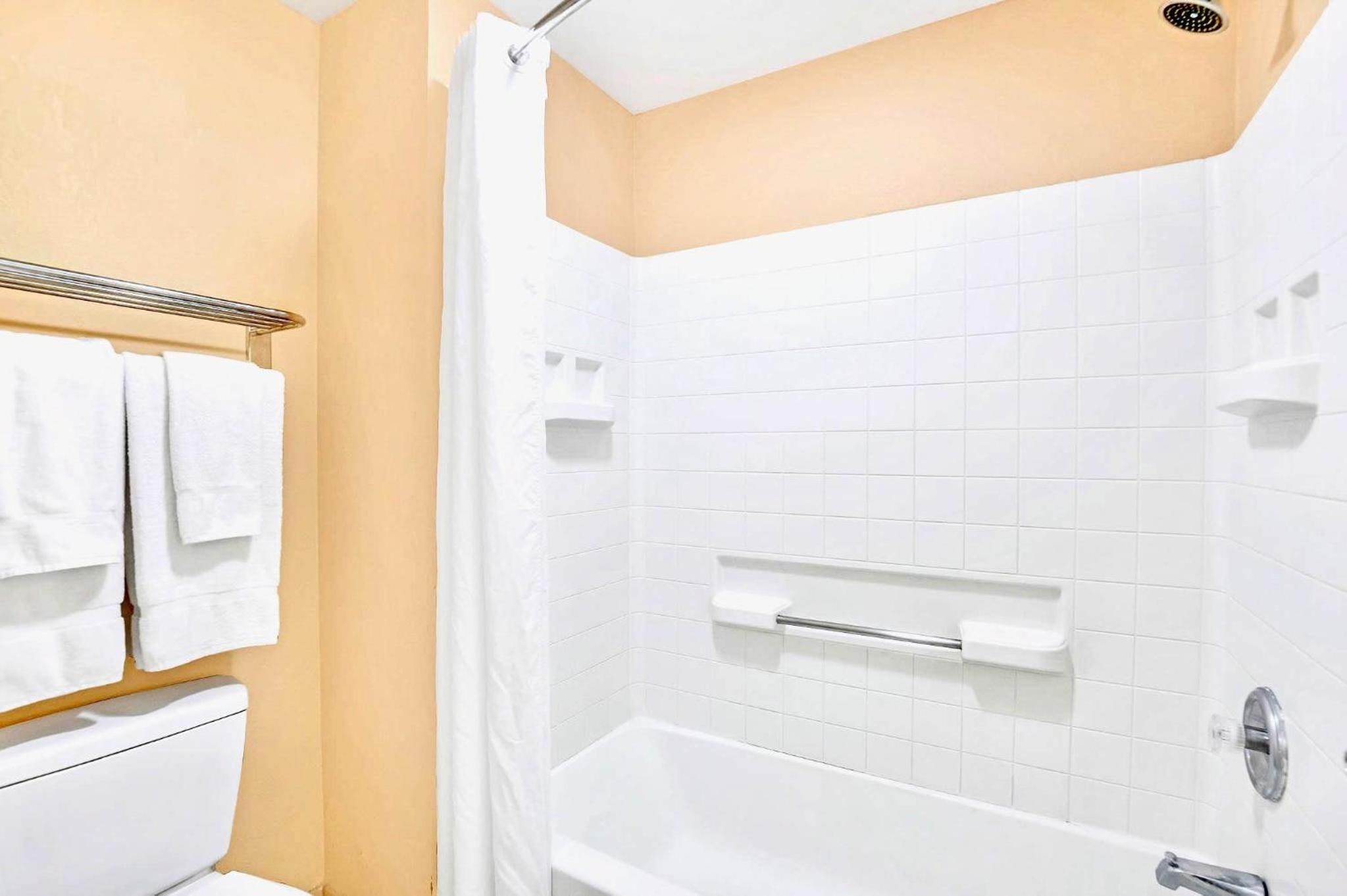 2 Queen BR Condo Near Universal with Hot Tub & Pool