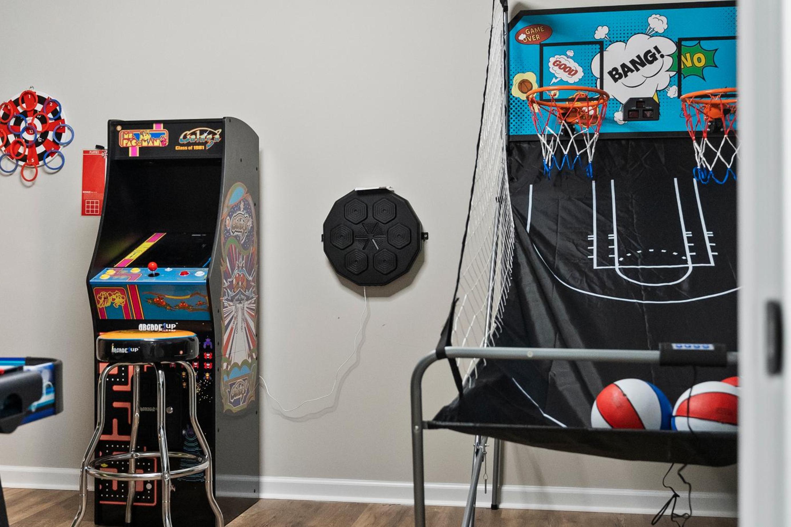 4 King Beds - 2 Game Rooms - Sleeps 24, By DT & UGA