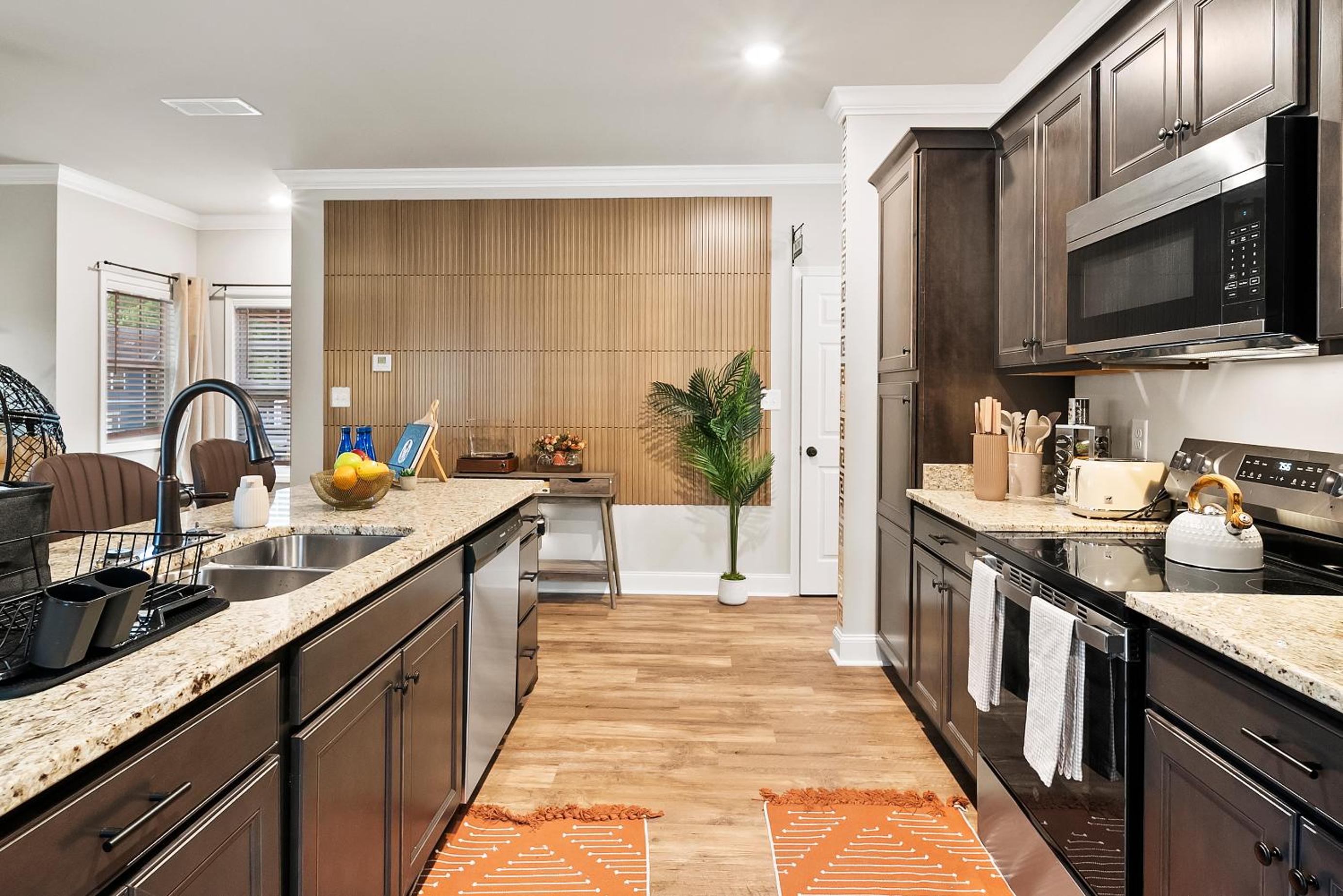4 King Beds - 2 Game Rooms - Sleeps 24, By DT & UGA