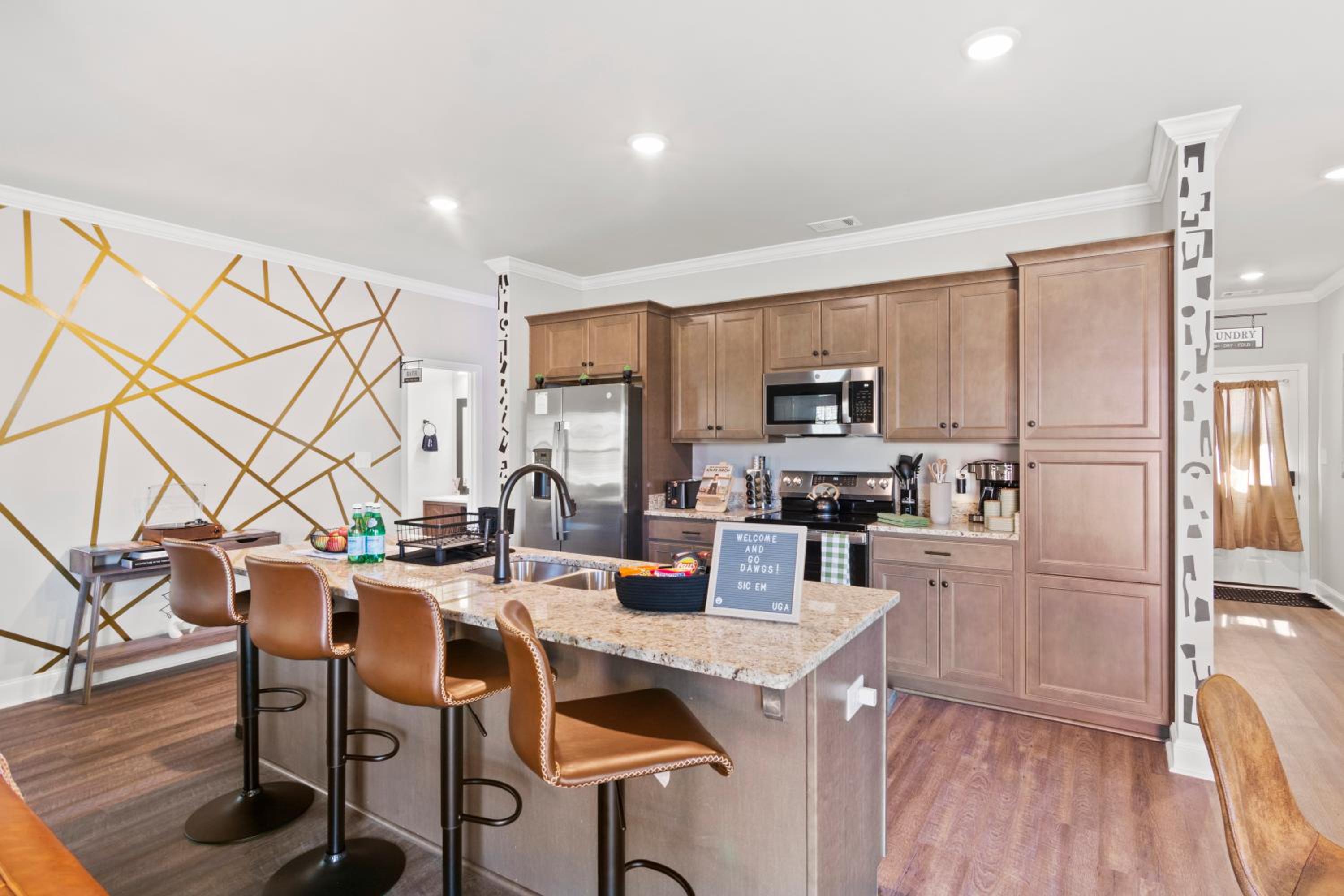 4 King Beds - 2 Game Rooms - Sleeps 24, By DT & UGA