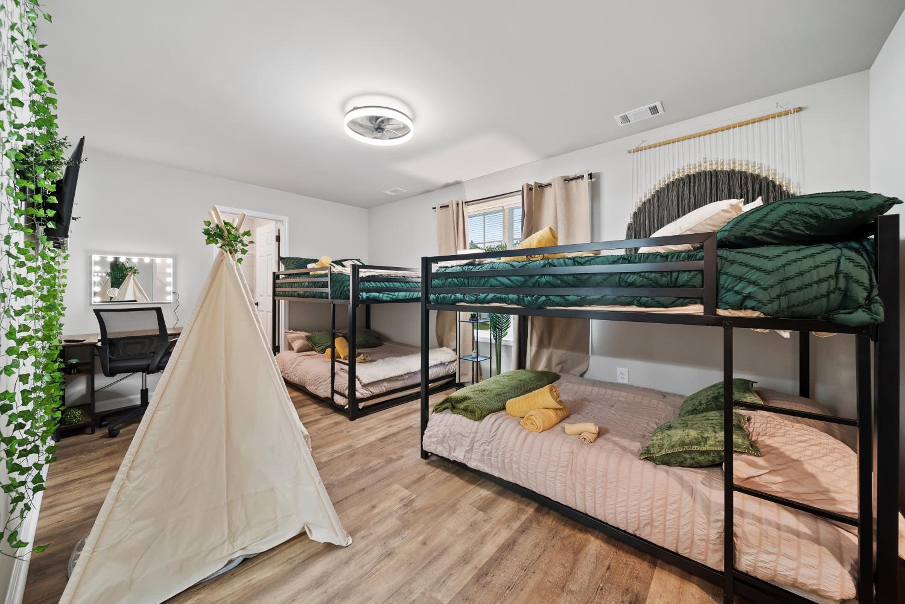 4 King Beds - 2 Game Rooms - Sleeps 24, By DT & UGA