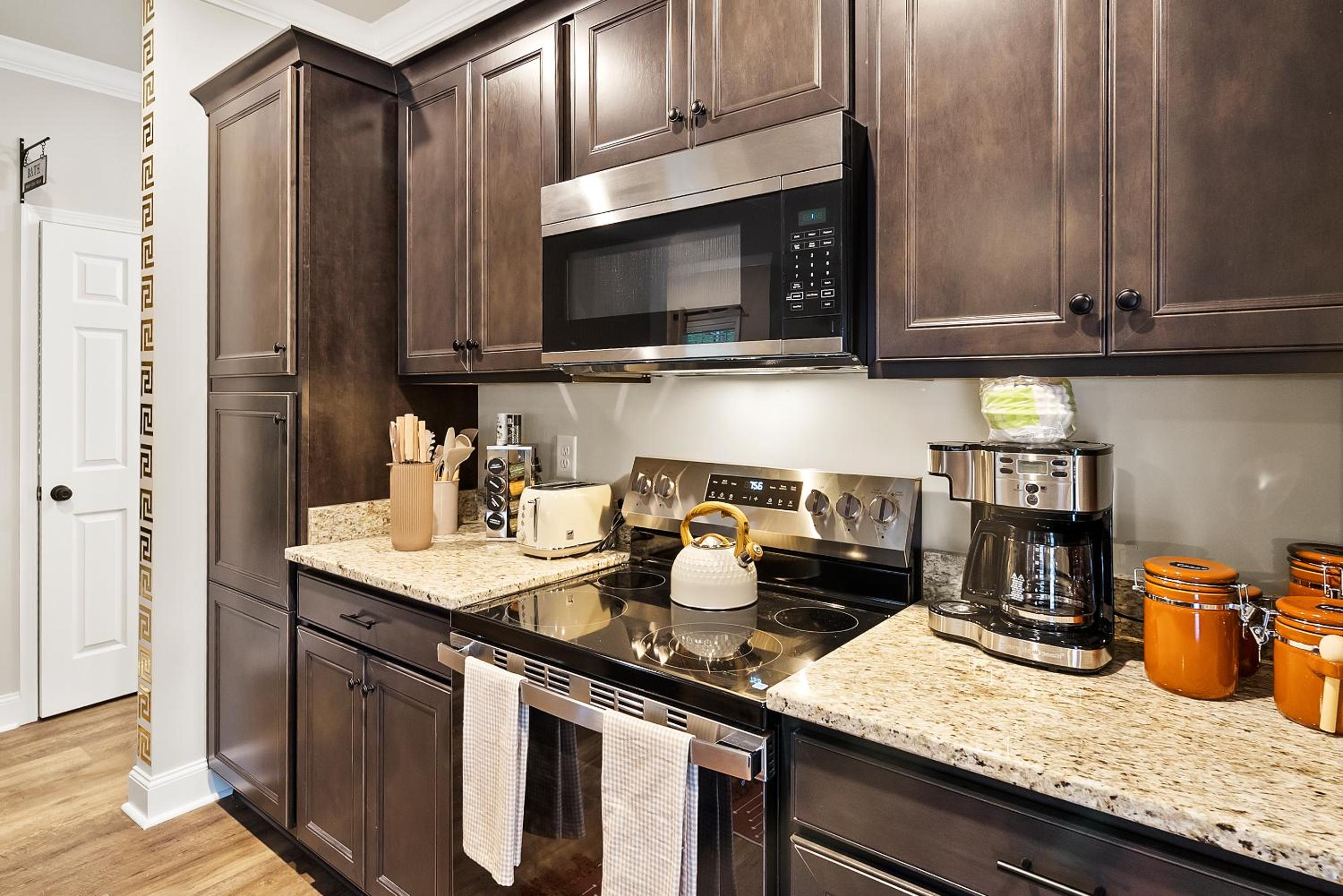 4 King Beds - 2 Game Rooms - Sleeps 24, By DT & UGA