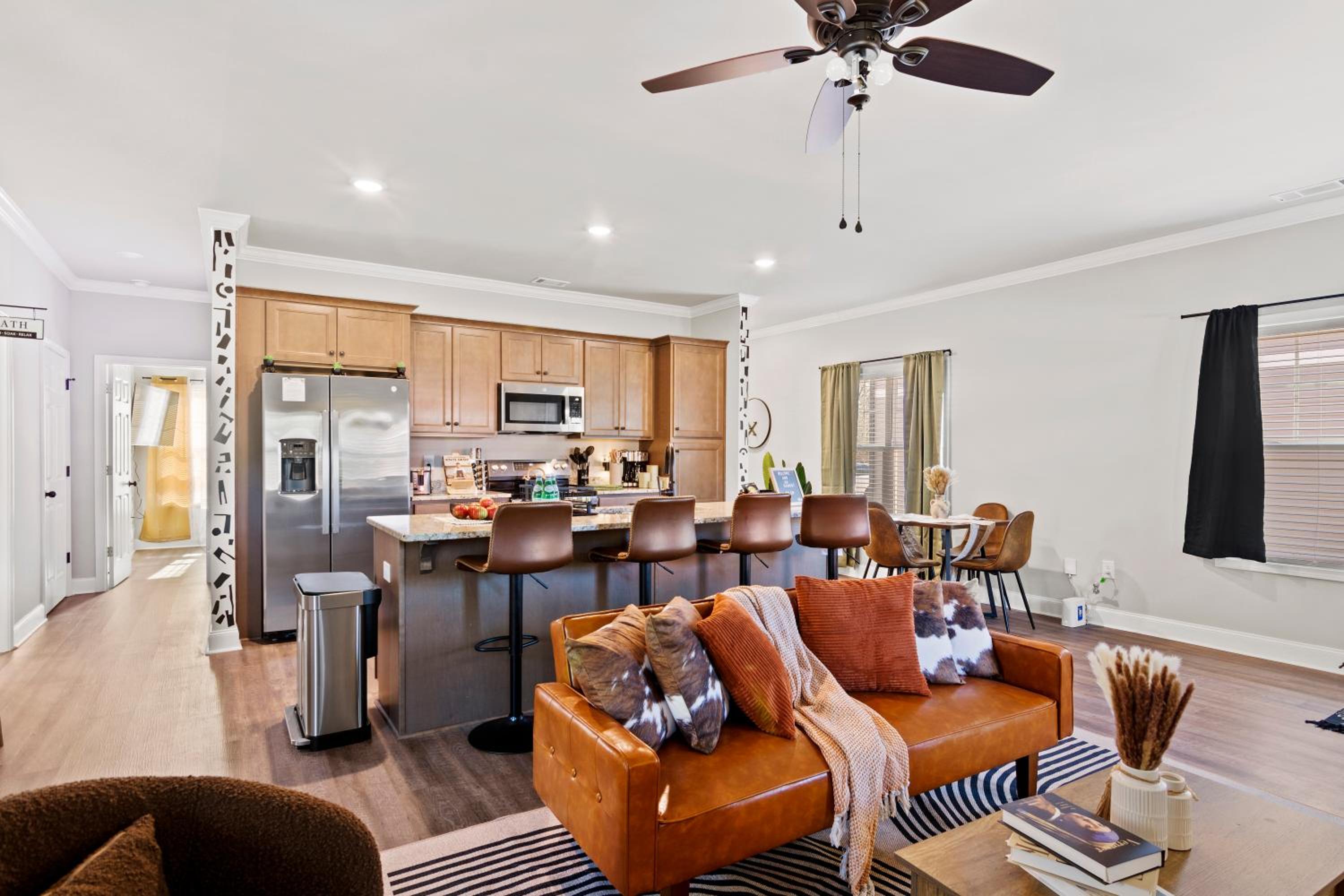 4 King Beds - 2 Game Rooms - Sleeps 24, By DT & UGA