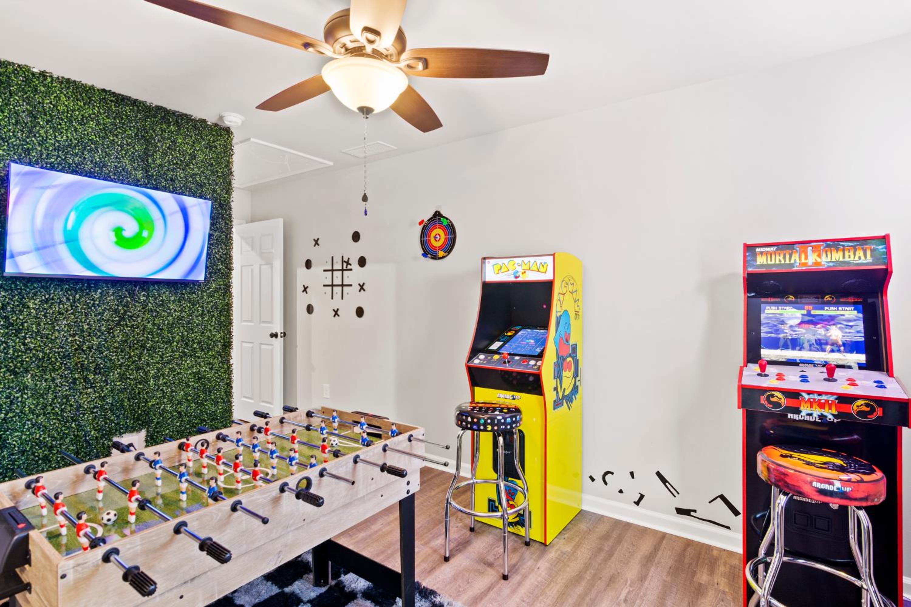 4 King Beds - 2 Game Rooms - Sleeps 24, By DT & UGA