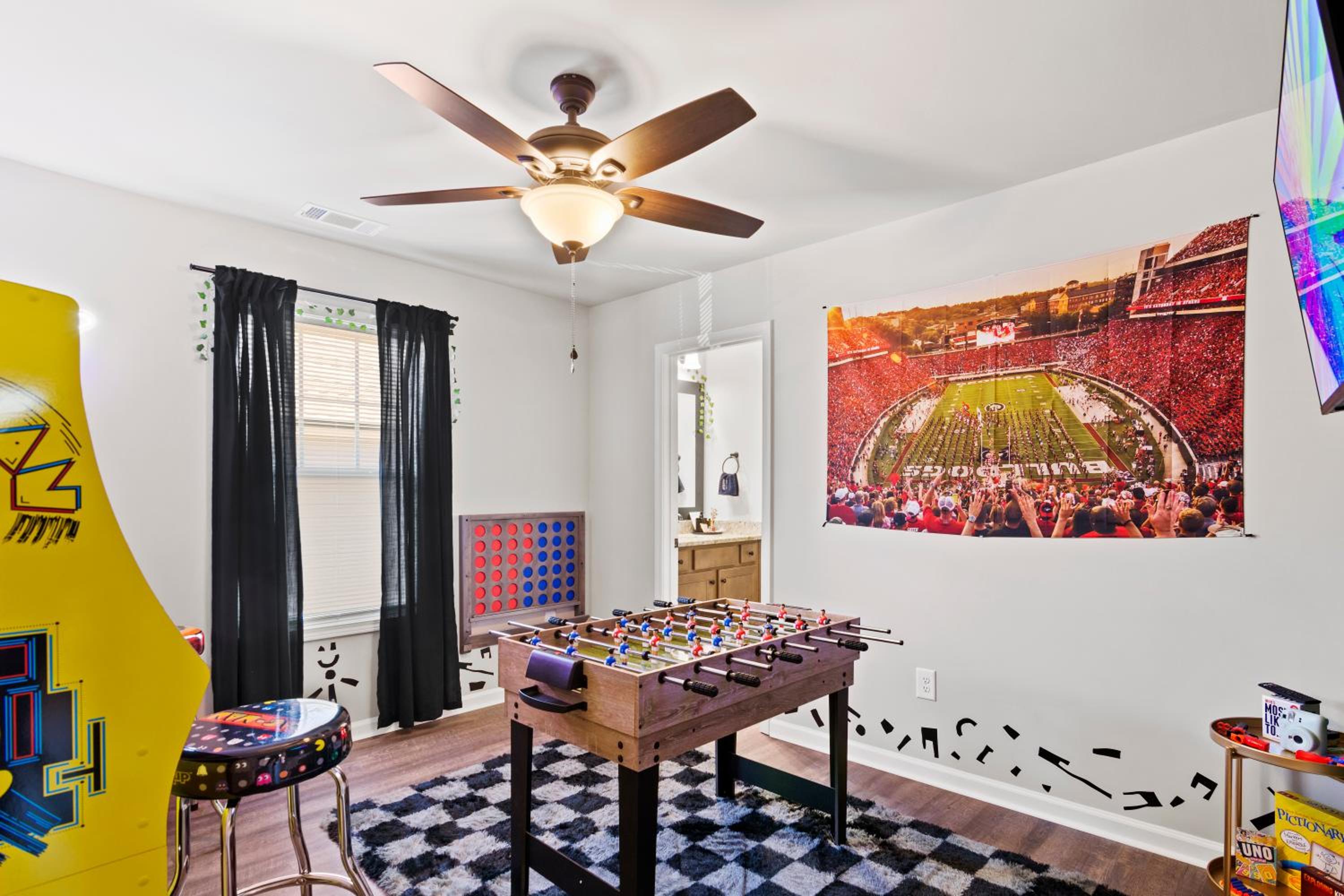 4 King Beds - 2 Game Rooms - Sleeps 24, By DT & UGA
