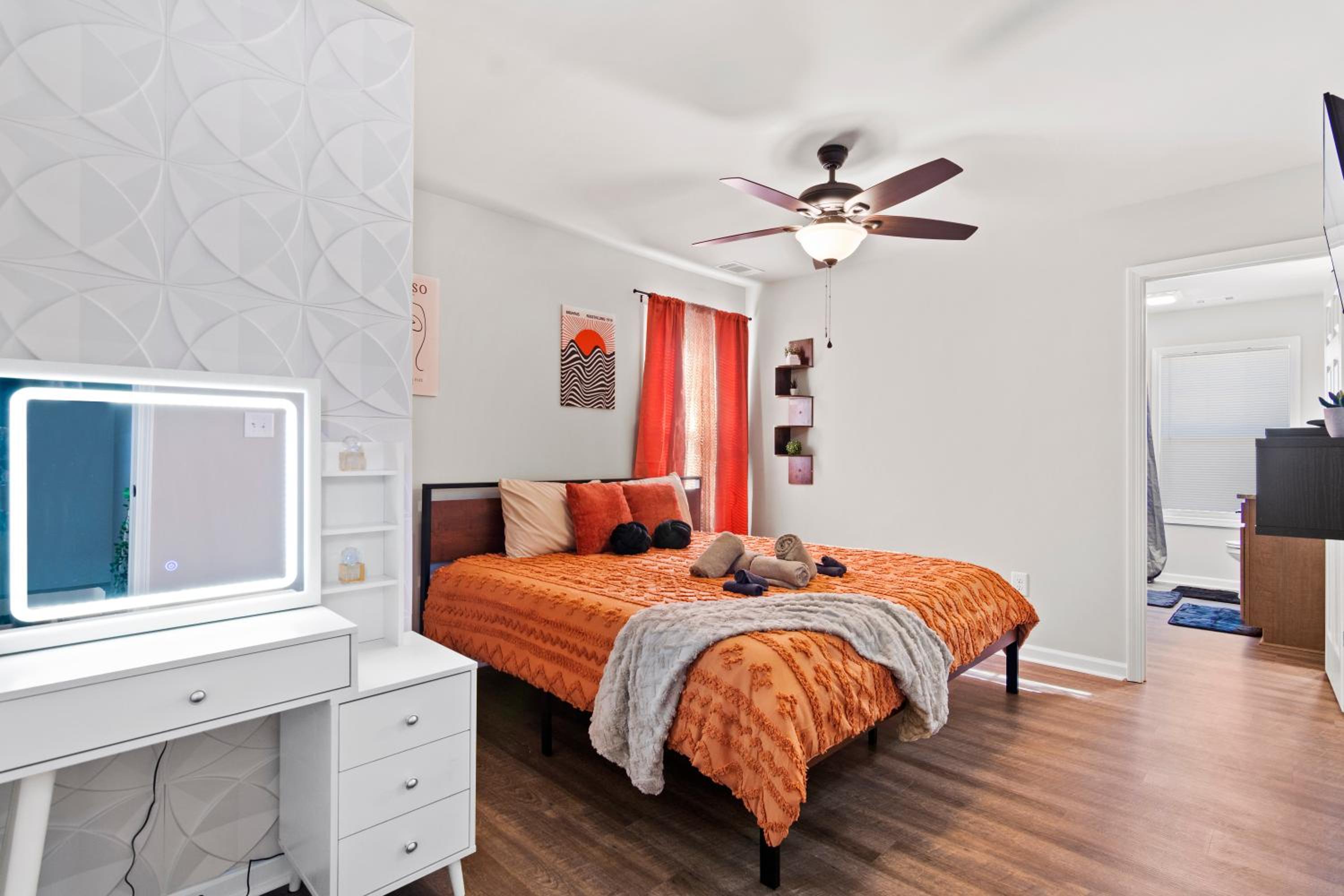 4 King Beds - 2 Game Rooms - Sleeps 24, By DT & UGA
