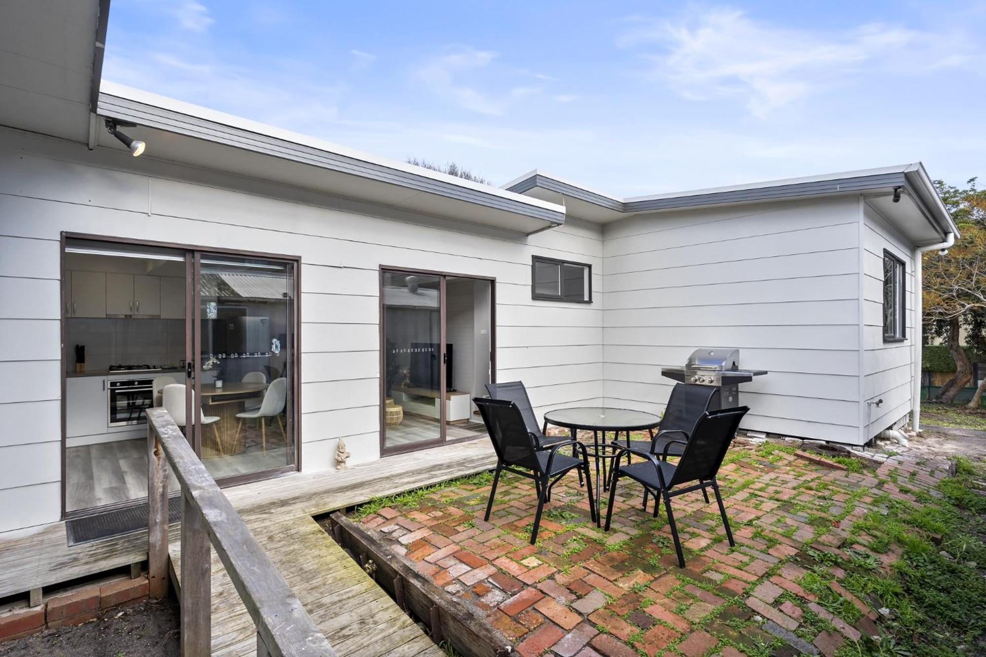 2-Bed Rosebud Apartment with BBQ & Garden