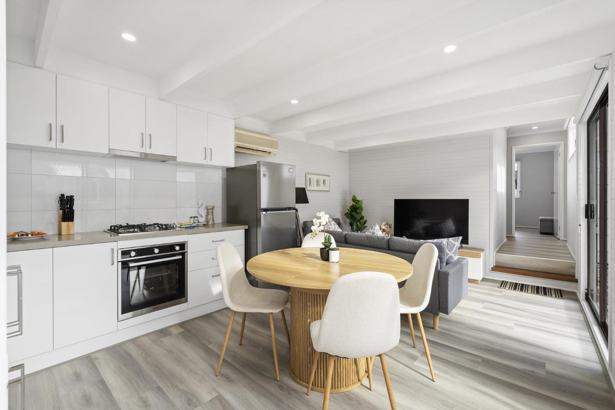 2-Bed Rosebud Apartment with BBQ & Garden