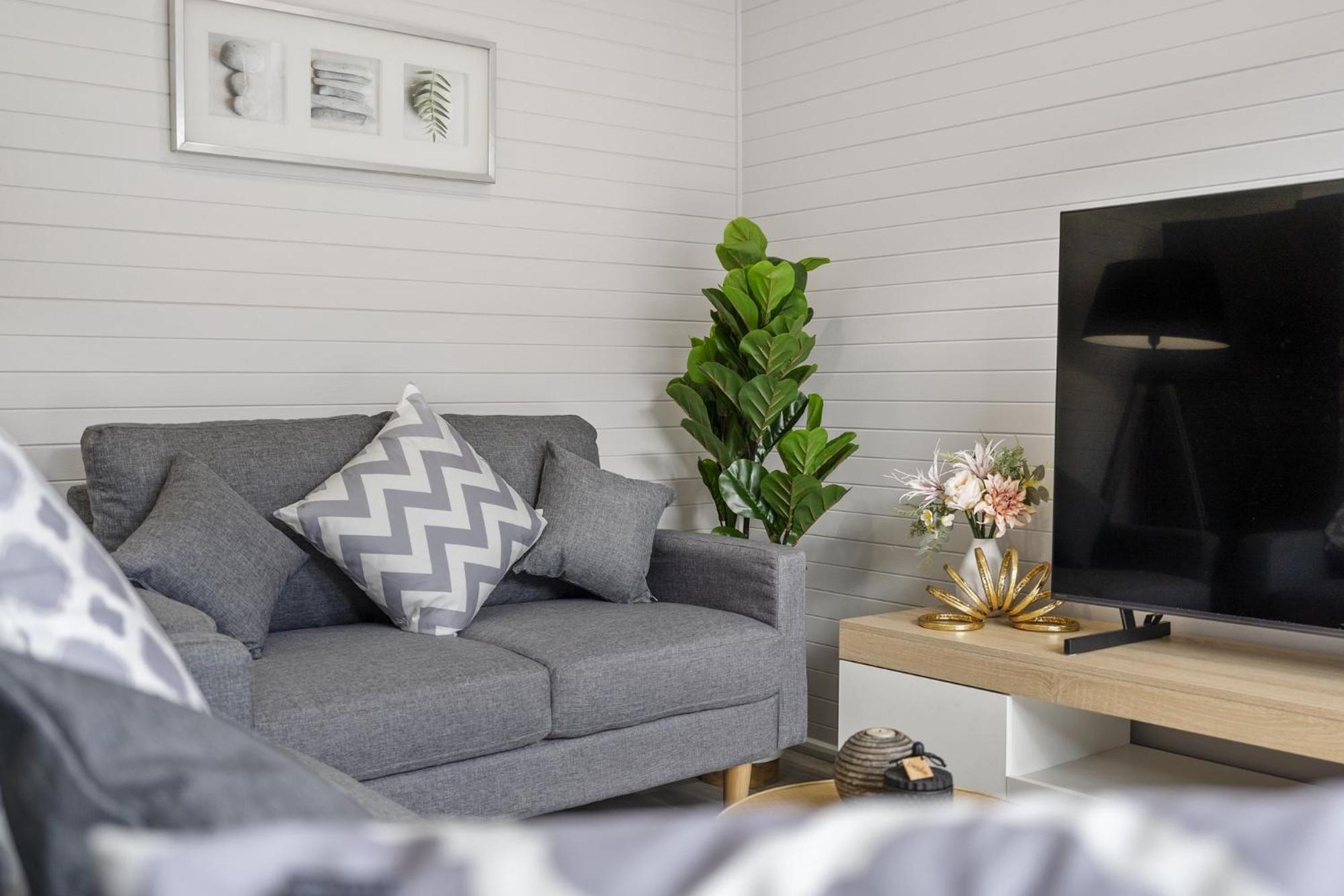 2-Bed Rosebud Apartment with BBQ & Garden