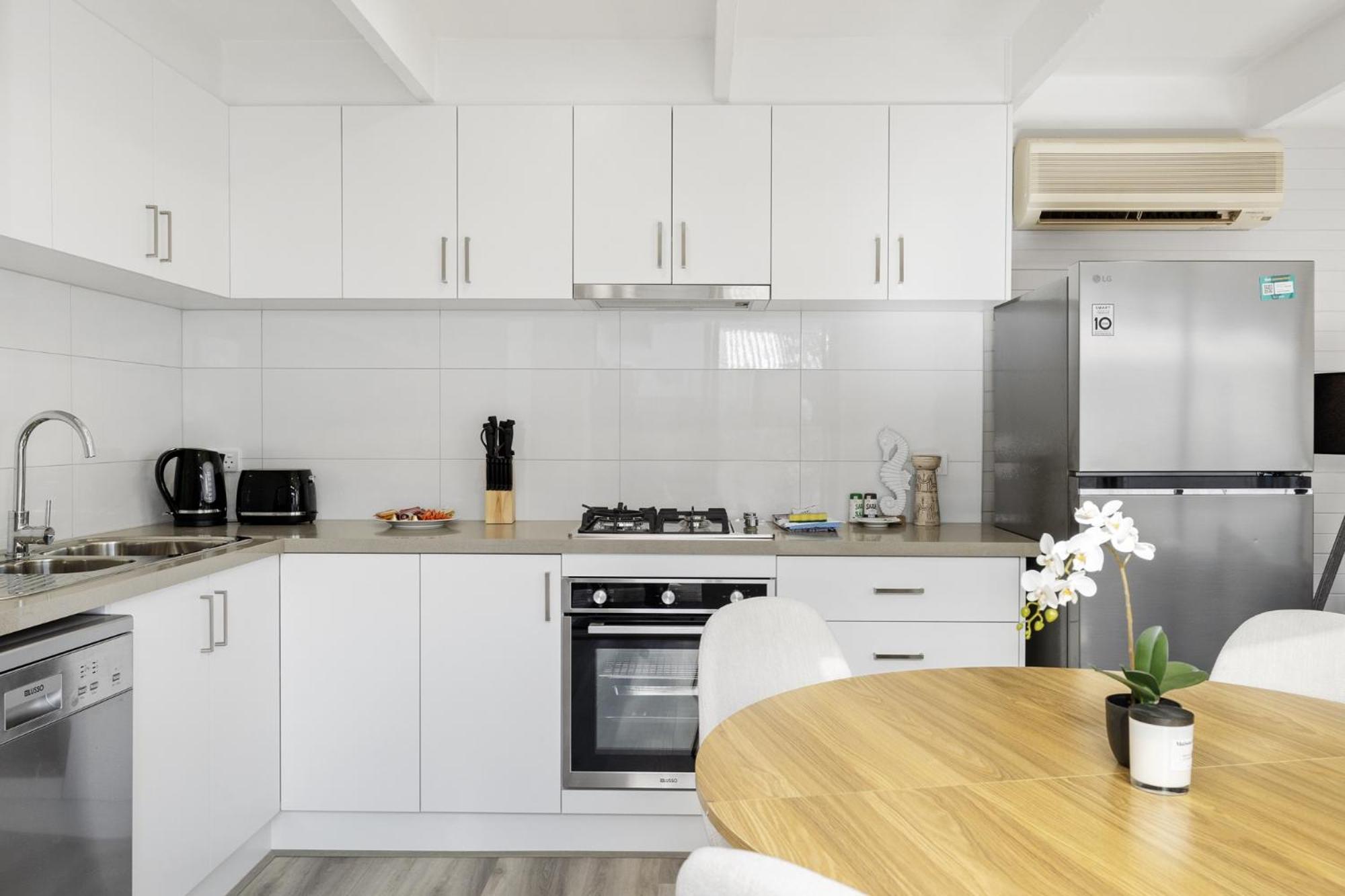 2-Bed Rosebud Apartment with BBQ & Garden