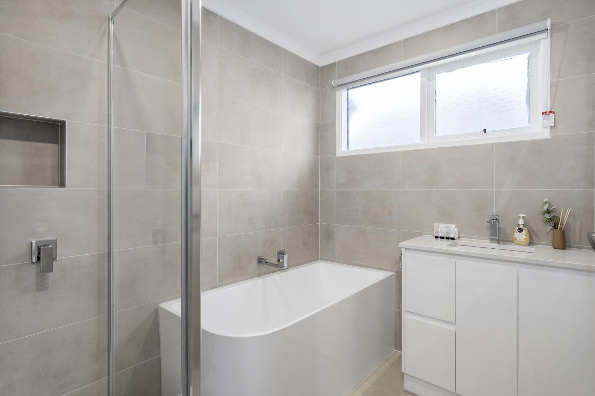 2-Bed Rosebud Apartment with BBQ & Garden