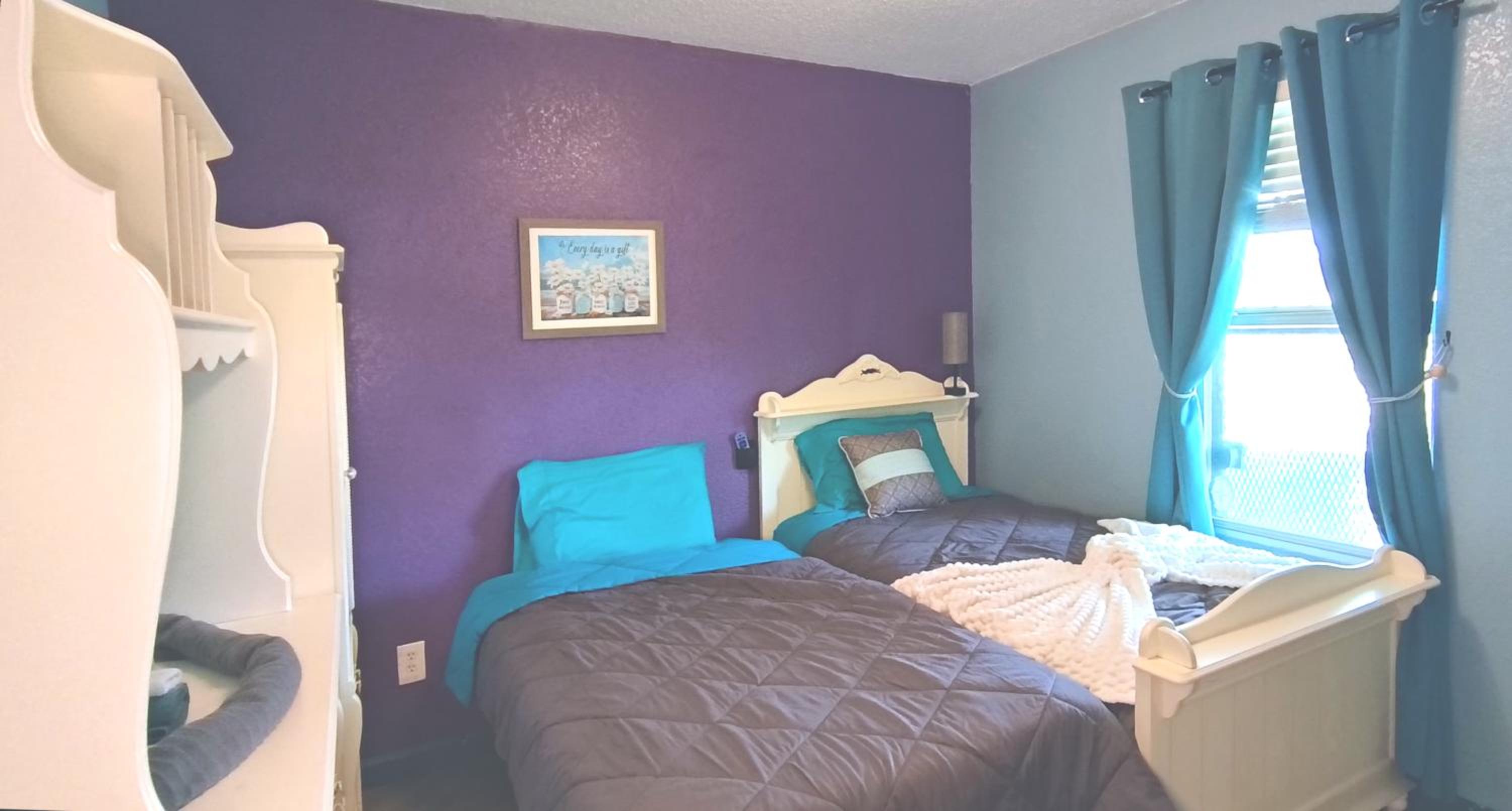 Ultimate Game Room Oasis for 12 - Private Patio - BBQ - 2 Kings - 6 TVs - Full-Body Massage Chair