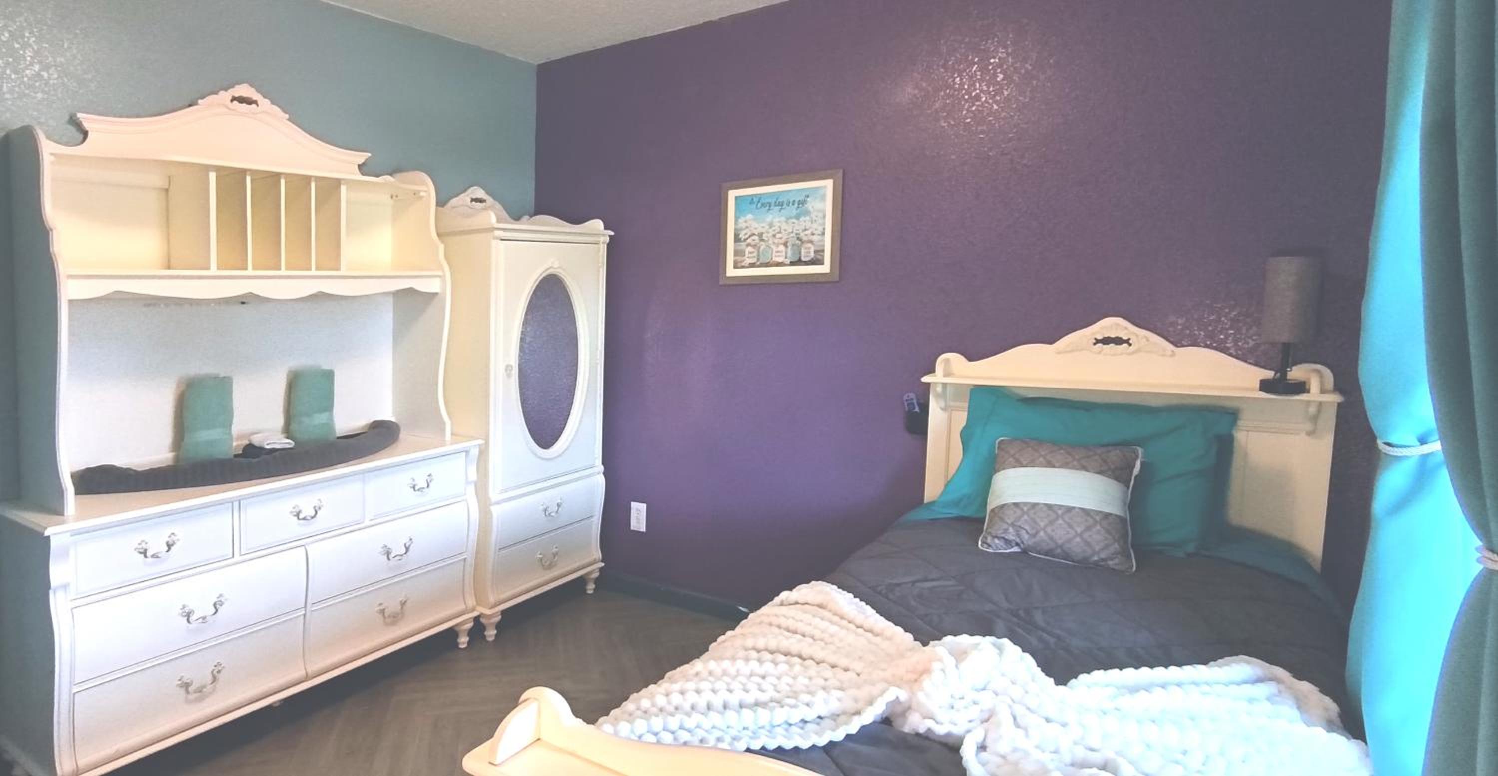 Ultimate Game Room Oasis for 12 - Private Patio - BBQ - 2 Kings - 6 TVs - Full-Body Massage Chair