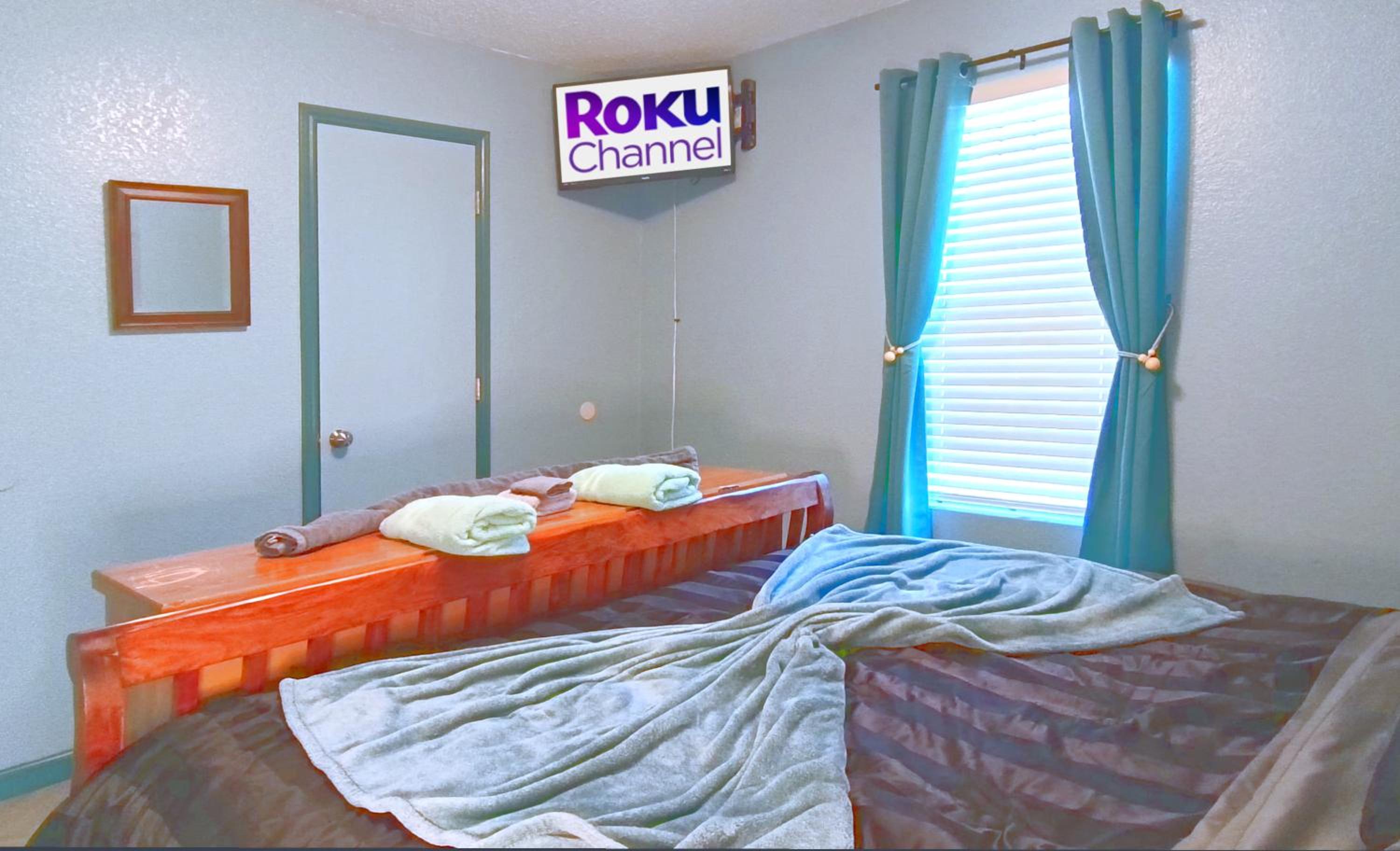 Ultimate Game Room Oasis for 12 - Private Patio - BBQ - 2 Kings - 6 TVs - Full-Body Massage Chair