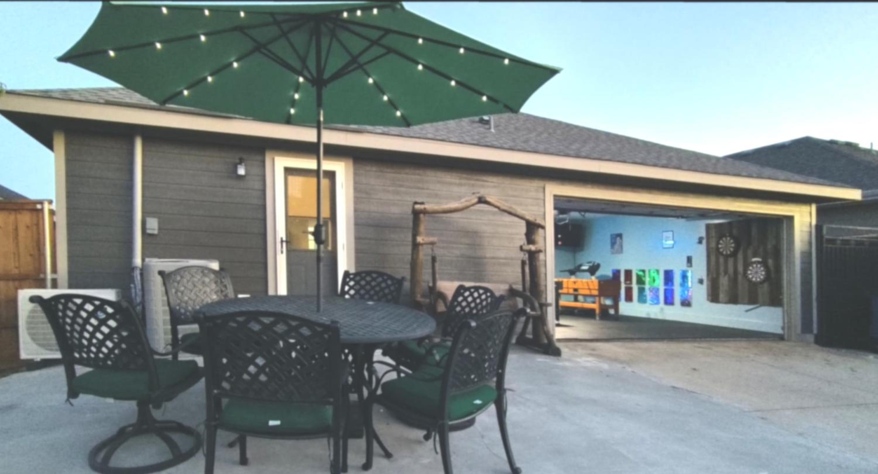 Ultimate Game Room Oasis for 12 - Private Patio - BBQ - 2 Kings - 6 TVs - Full-Body Massage Chair