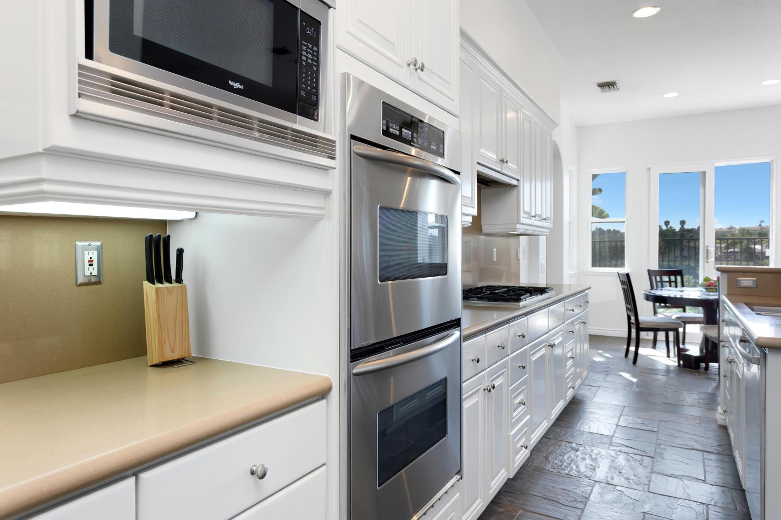 Spacious Luxury home in Gated Community with Resort Pool & Scenic Views