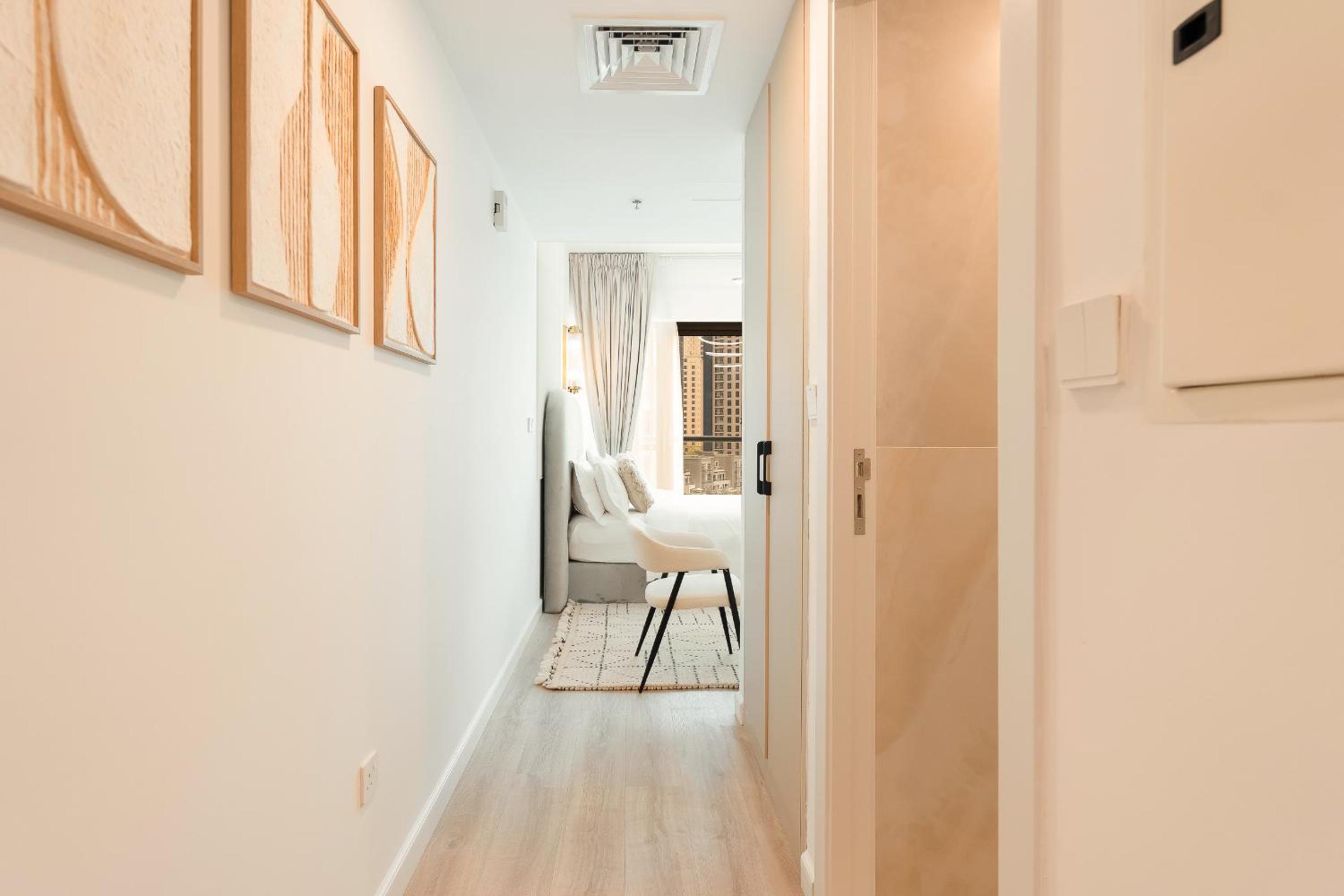 Keyrock - Dubai Marina Apartment with Stunning Sea View, Pool, Gym & Free Parking