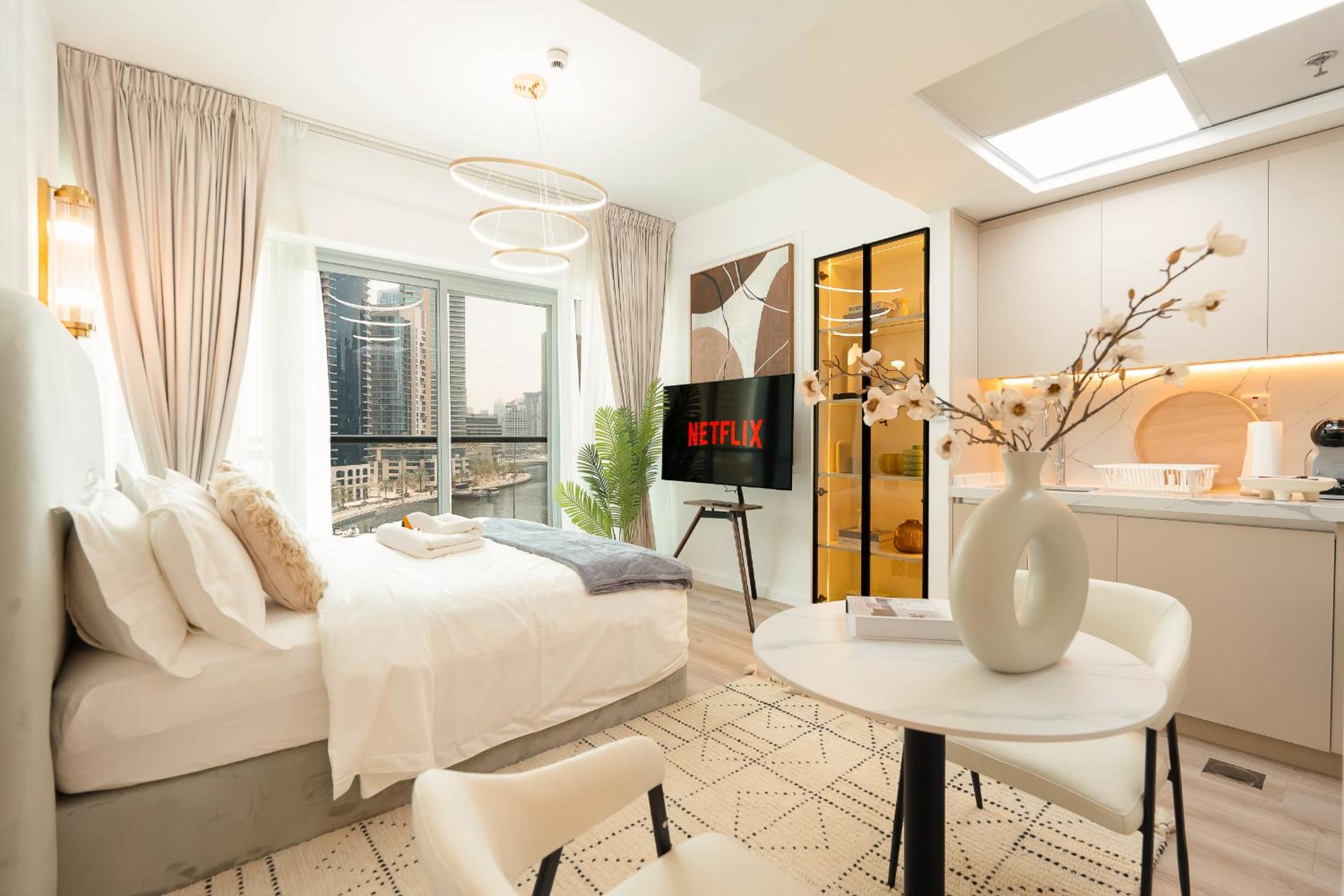 Keyrock - Dubai Marina Apartment with Stunning Sea View, Pool, Gym & Free Parking
