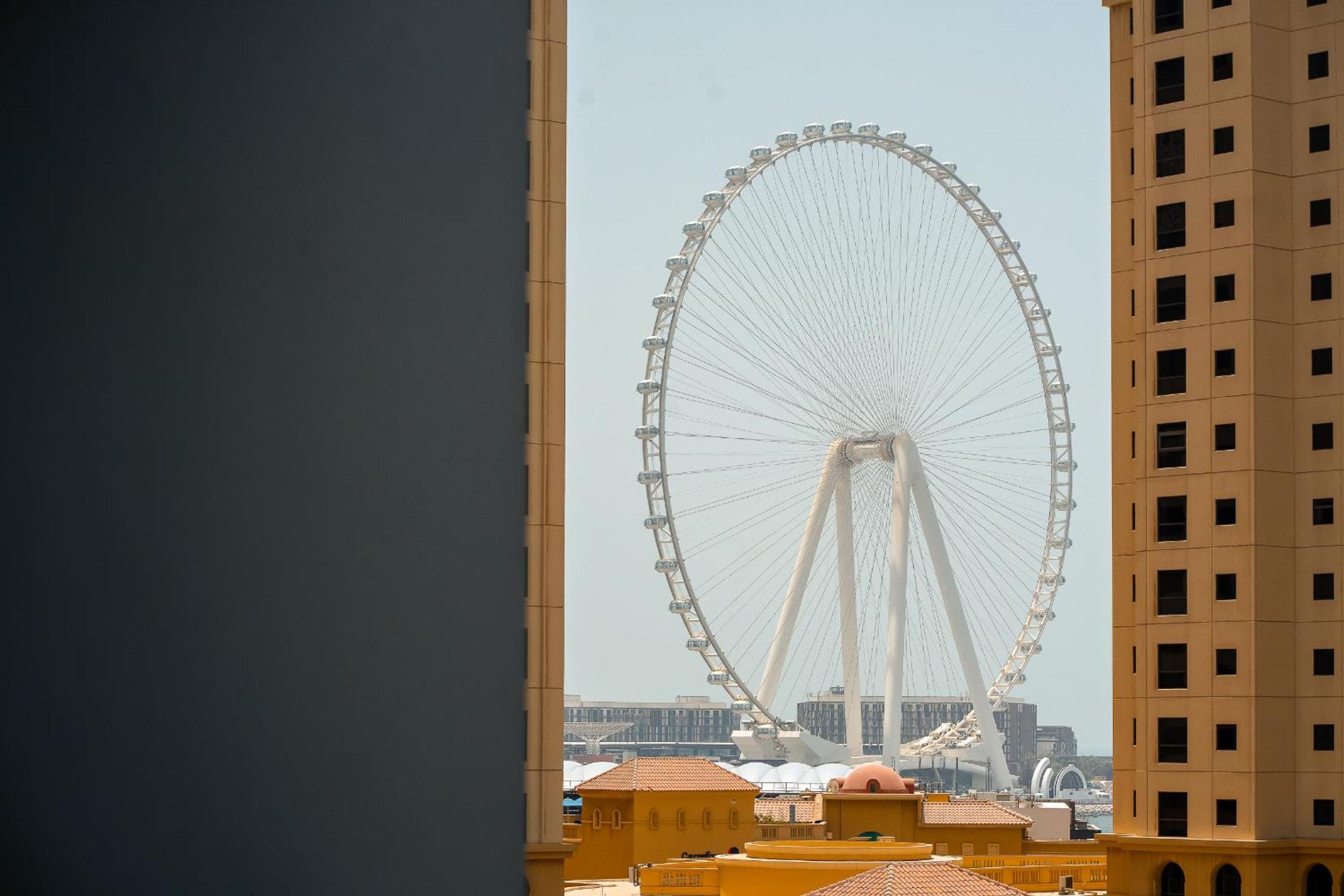 Keyrock - Dubai Marina Apartment with Stunning Sea View, Pool, Gym & Free Parking