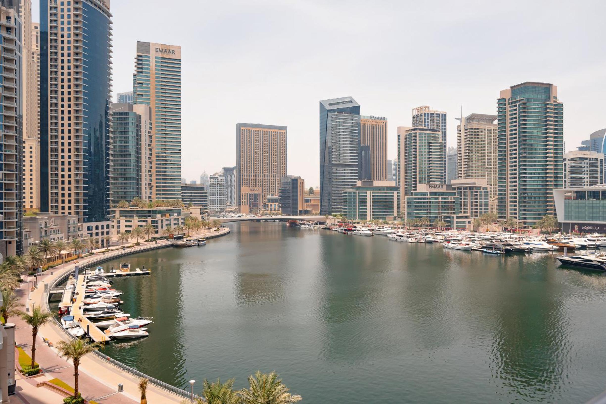Keyrock - Dubai Marina Apartment with Stunning Sea View, Pool, Gym & Free Parking