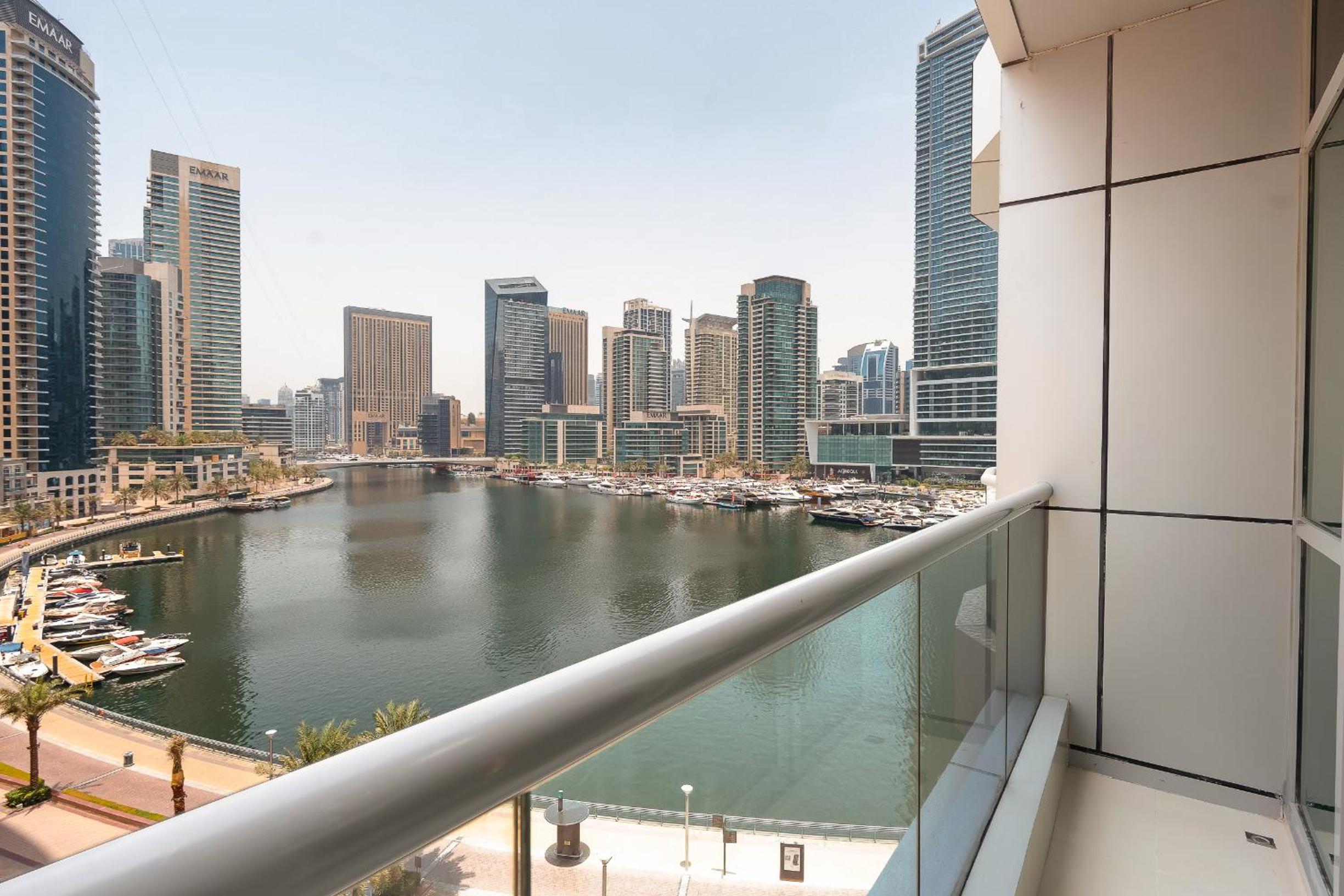 Keyrock - Dubai Marina Apartment with Stunning Sea View, Pool, Gym & Free Parking