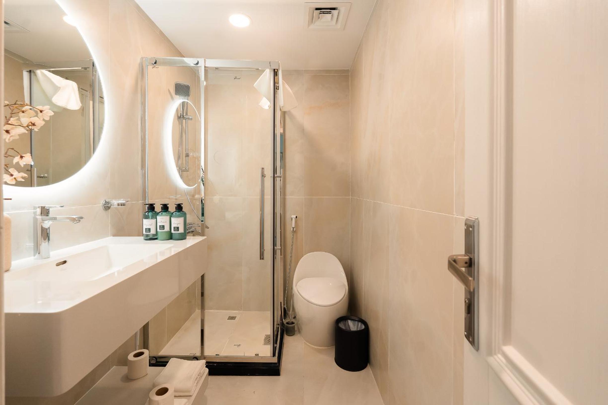 Keyrock - Dubai Marina Apartment with Stunning Sea View, Pool, Gym & Free Parking