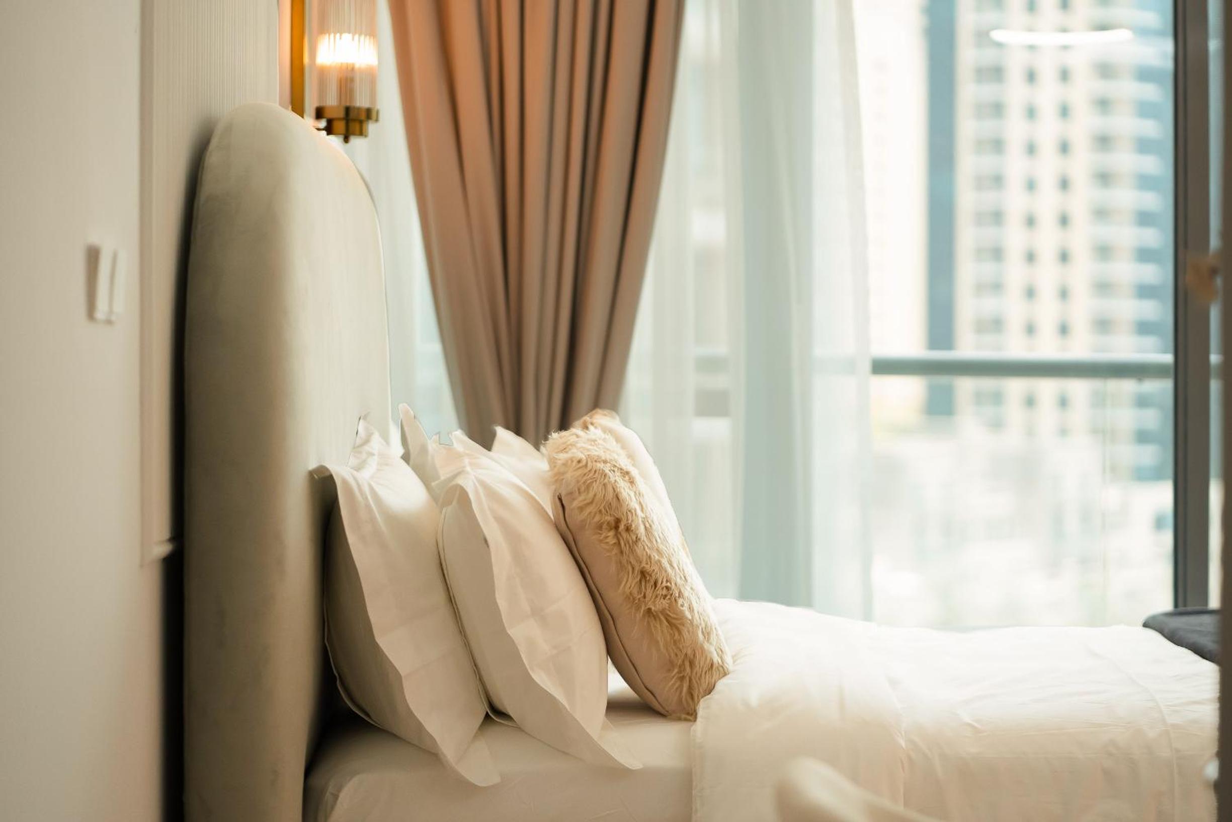 Keyrock - Dubai Marina Apartment with Stunning Sea View, Pool, Gym & Free Parking