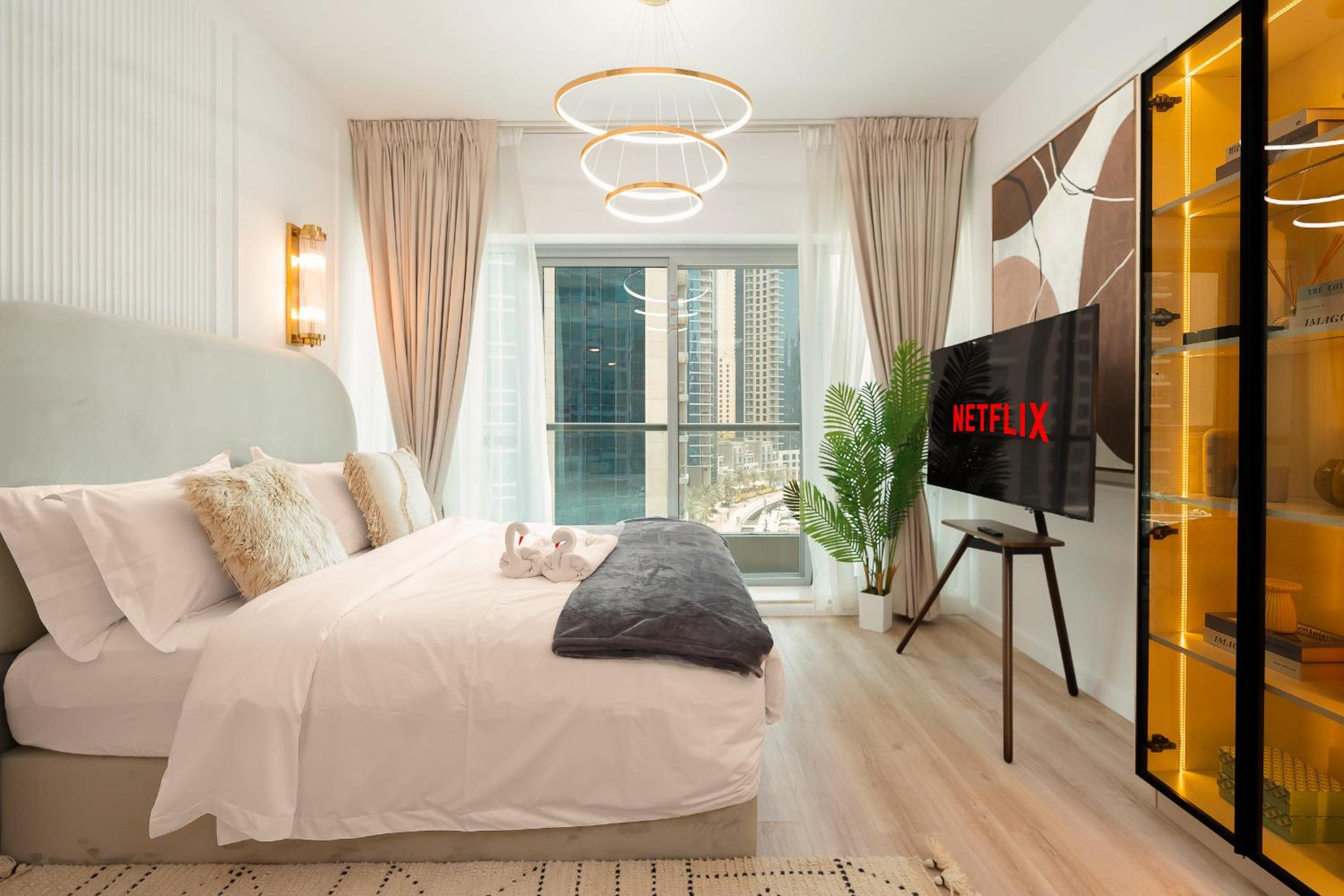 Keyrock - Dubai Marina Apartment with Stunning Sea View, Pool, Gym & Free Parking