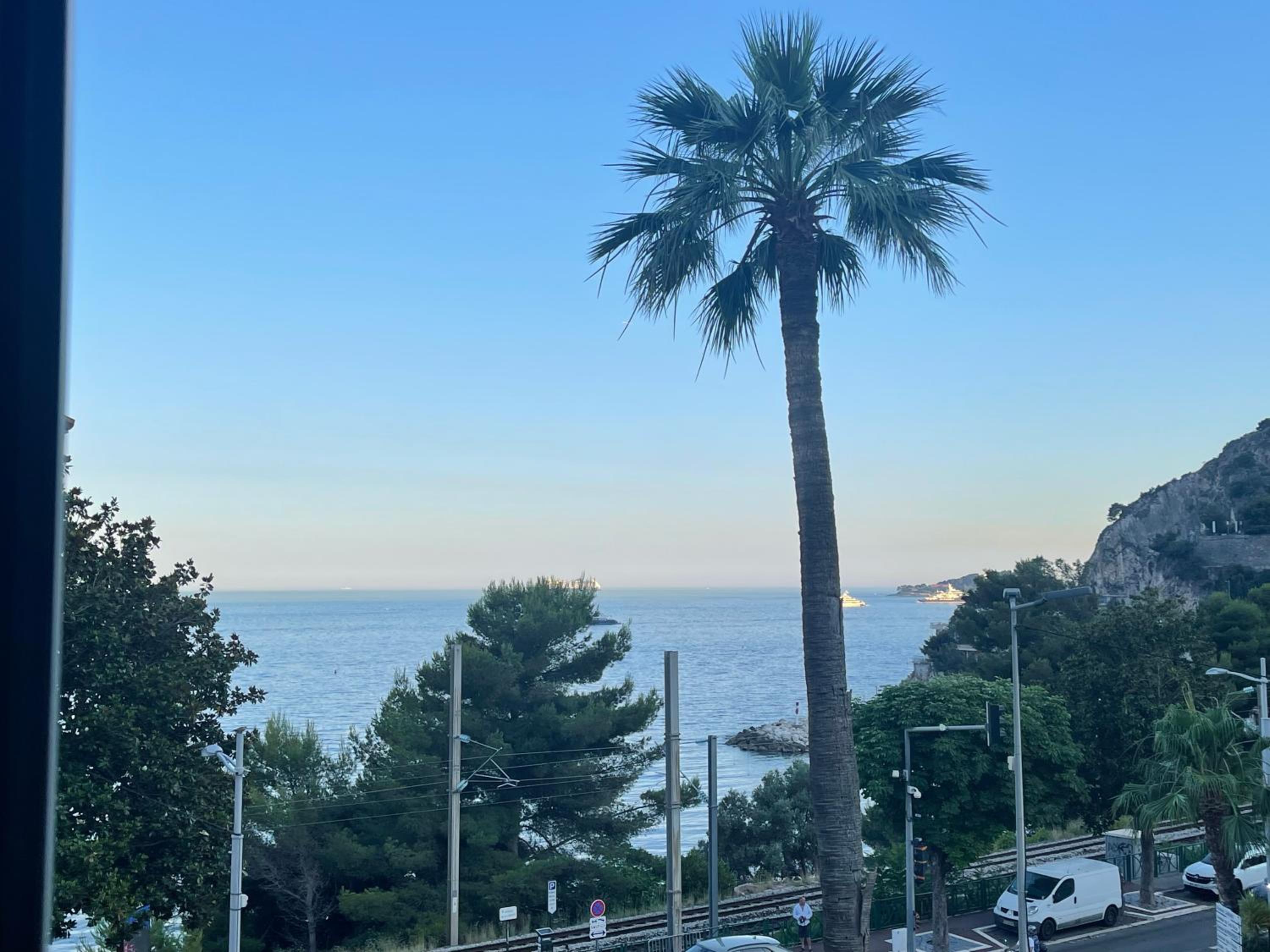 Ezevacances Studio Capuccino vue mer 5 mn plage 7 mn gare Wifi