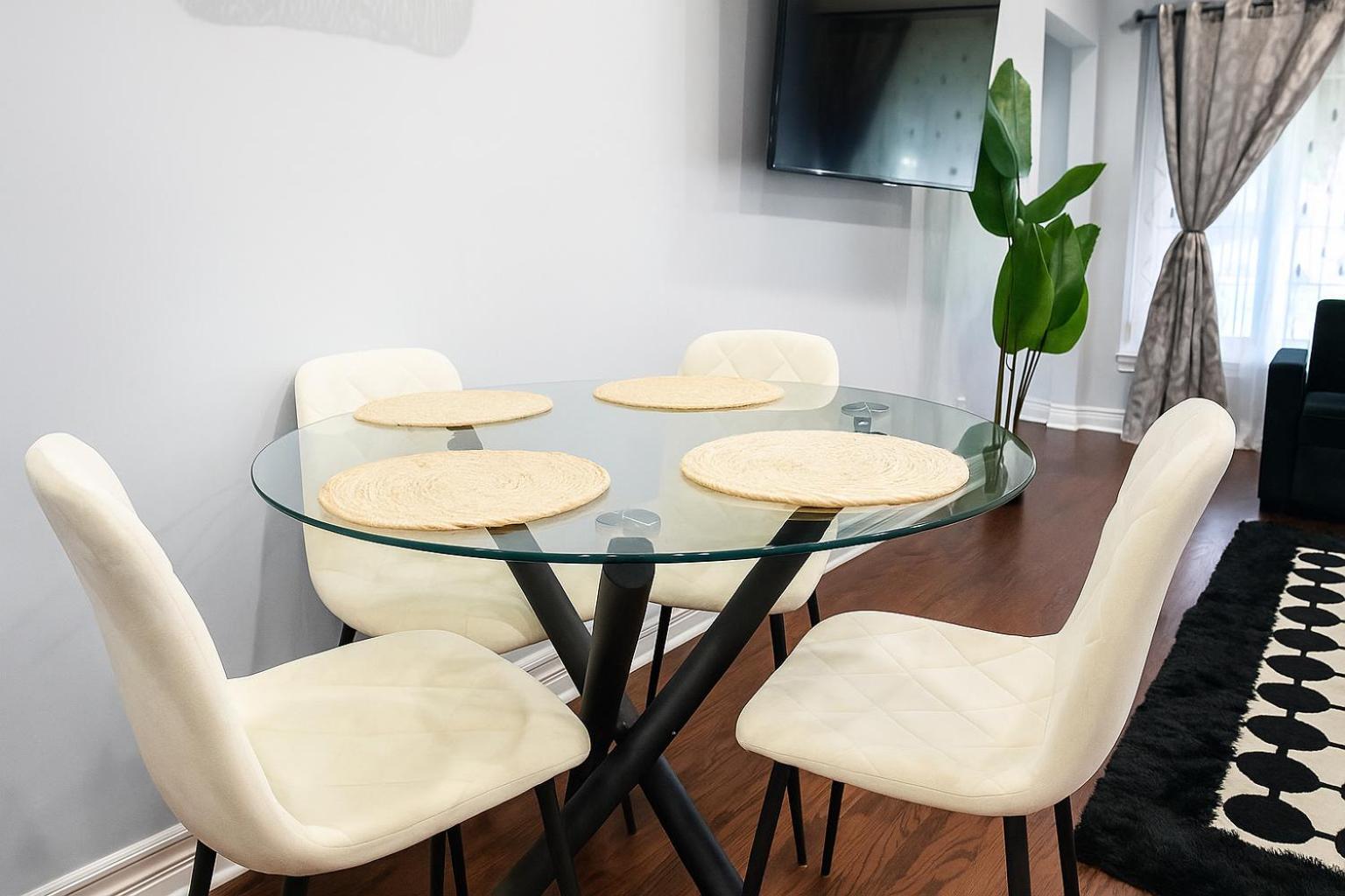 Newly Renovated 3BR North York Bungalow with Backyard Patio & Volleyball Set! Close to Rogers Stadium, TTC Subway Access, Perfect for Family Travel, Group 